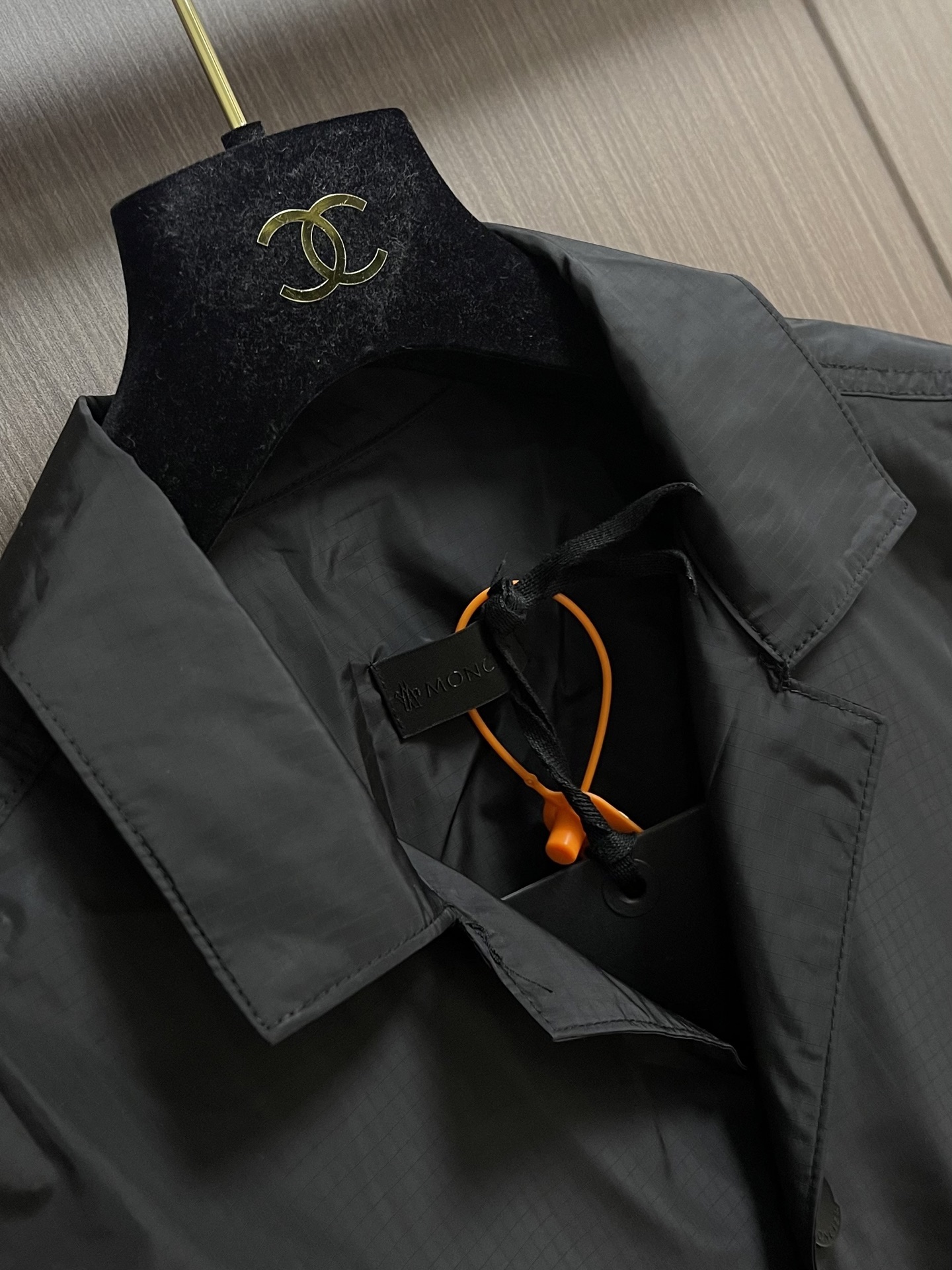Moncler 标识贴袋短袖衬衫，定制岩雾轻韧机能纺 防水速干 挺括轻盈 衣身铺展石灰岩棕 温润沉敛 气
