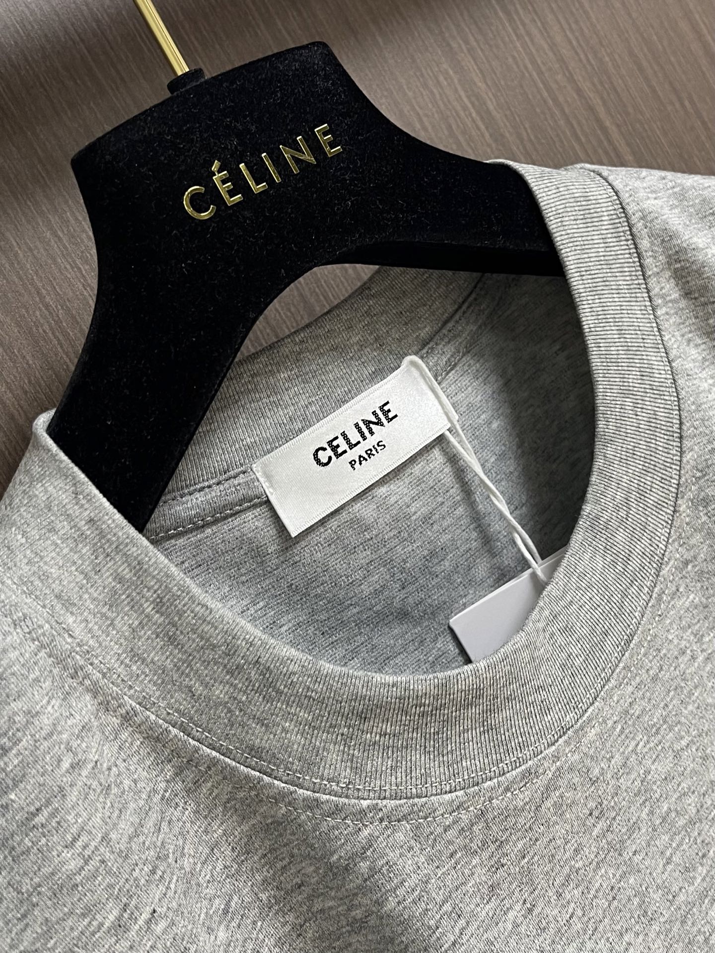 Celine 印花字母短袖T恤，定制定染素韵麻灰云柔平纹棉，以净色短袖T恤为主基调，低调而富有内涵，CE