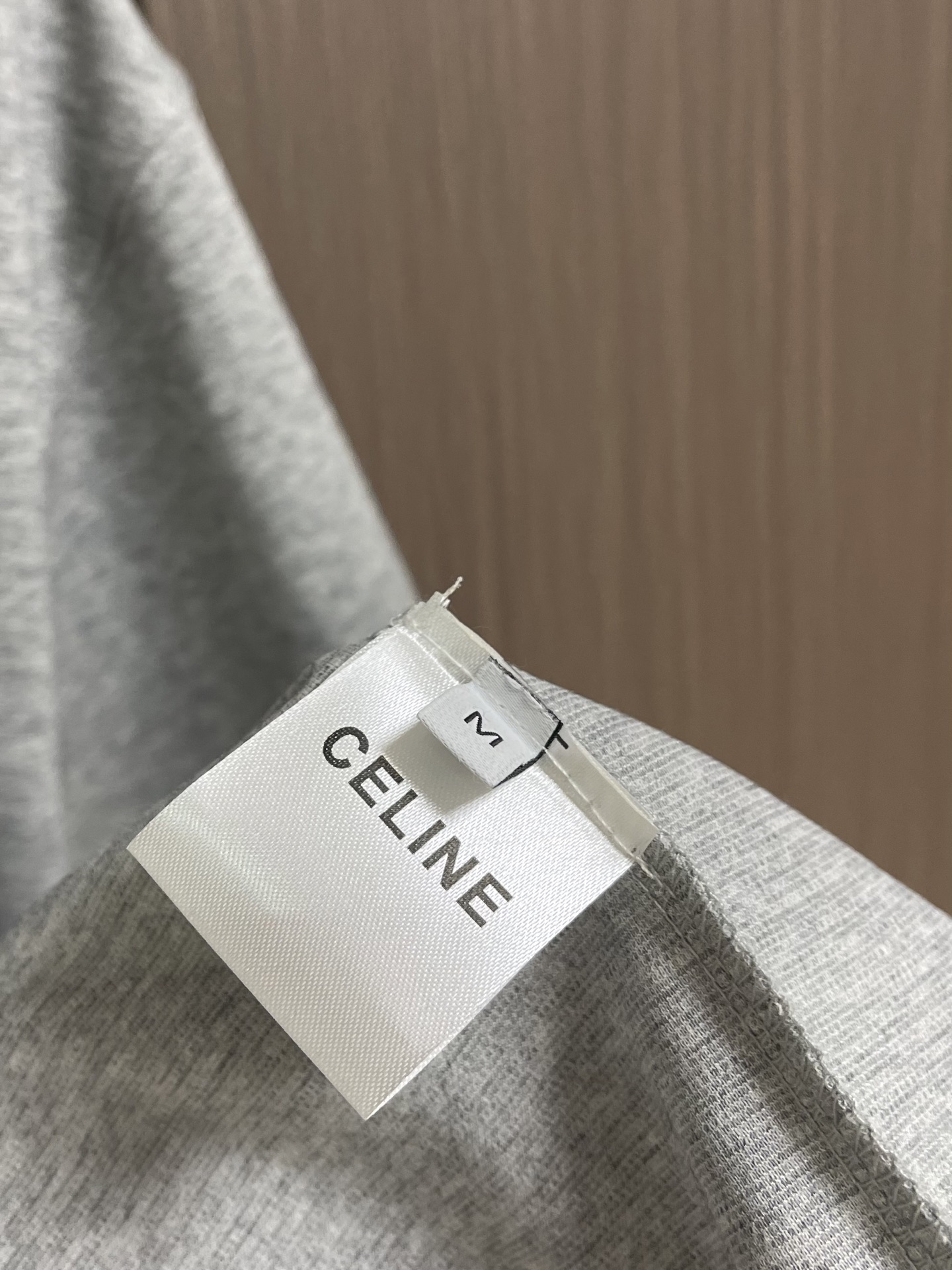 Celine 印花字母短袖T恤，定制定染素韵麻灰云柔平纹棉，以净色短袖T恤为主基调，低调而富有内涵，CE