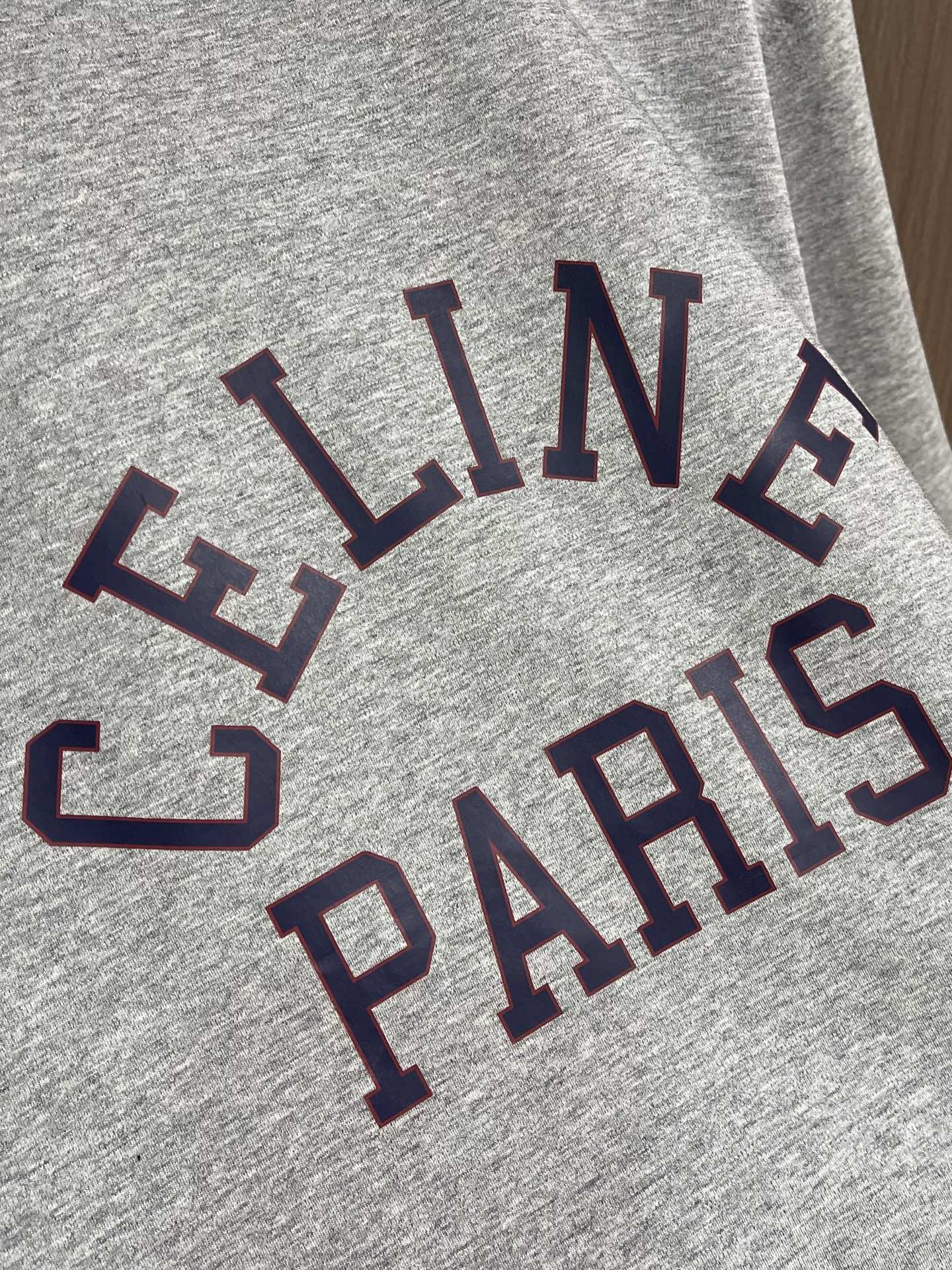 Celine 印花字母短袖T恤，定制定染素韵麻灰云柔平纹棉，以净色短袖T恤为主基调，低调而富有内涵，CE