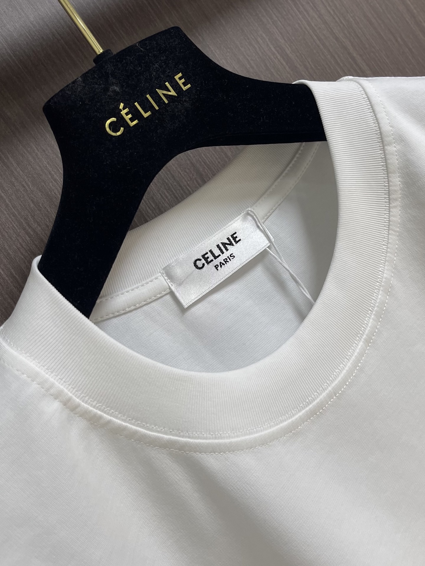 Celine 印花字母短袖T恤，定制定染素韵麻灰云柔平纹棉，以净色短袖T恤为主基调，低调而富有内涵，CE