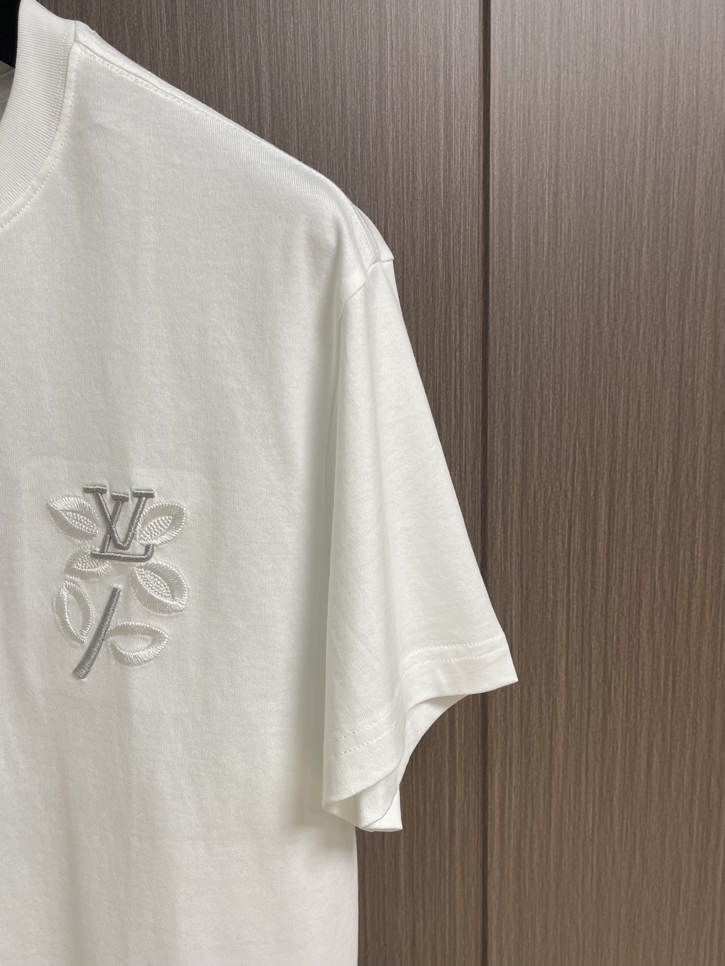 LV 立体刺绣花卉字母短袖T恤，采用15支特纺紧密棉，搭配32支1x1罗纹。15支纱线较粗，肌理感强，质