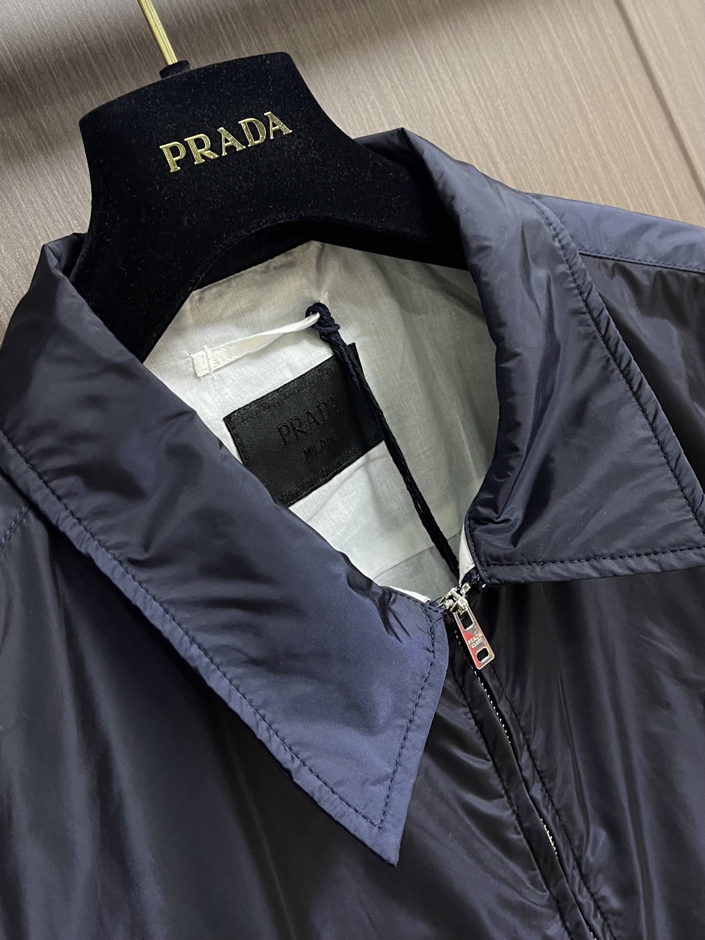PRADR 经典行政夹克​​ 深海军蓝配色，轻薄防风面料，春秋穿超合适！翻领+拉链设计，胸前三角标超有辨
