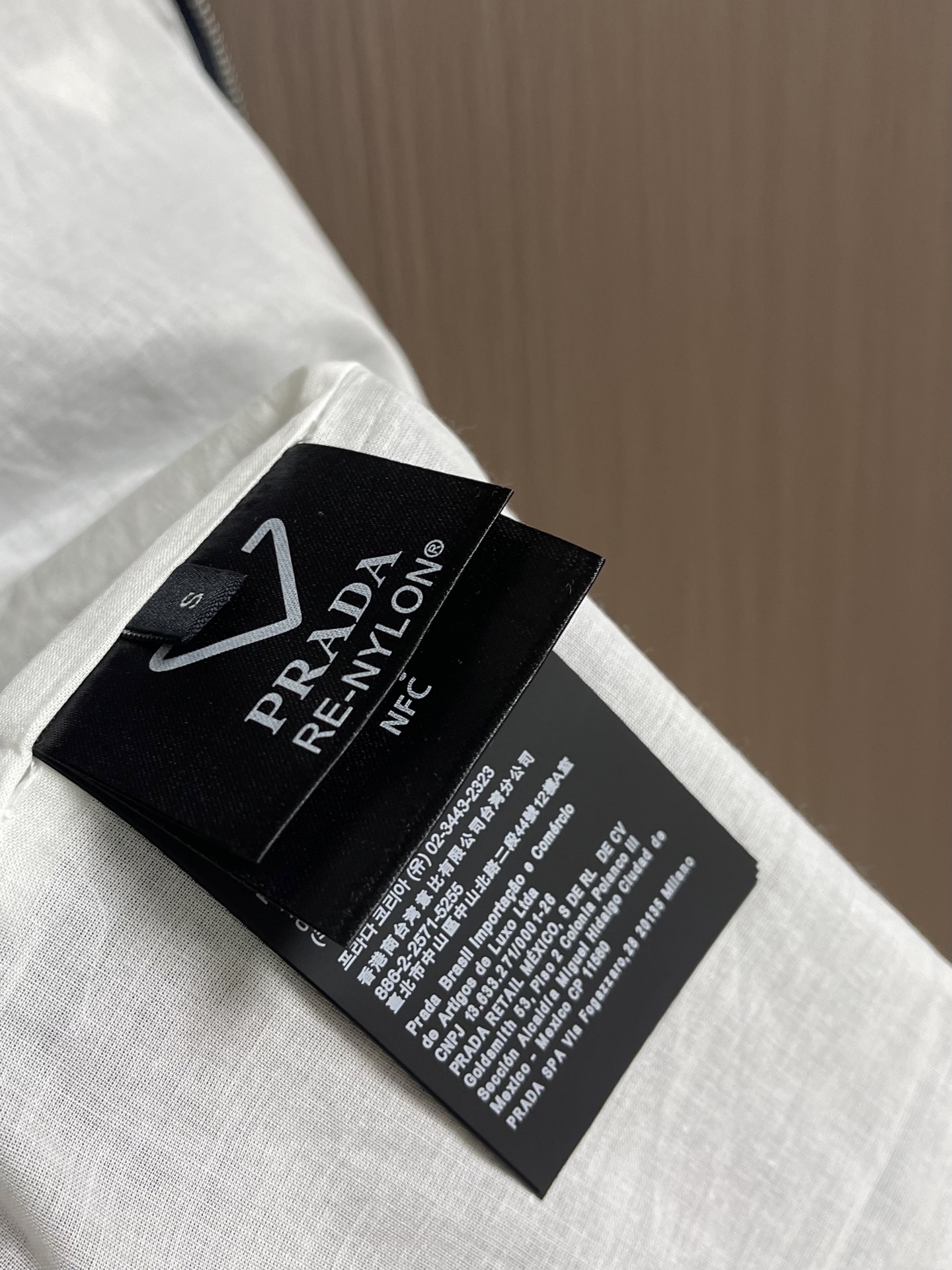 PRADR 经典行政夹克​​ 深海军蓝配色，轻薄防风面料，春秋穿超合适！翻领+拉链设计，胸前三角标超有辨
