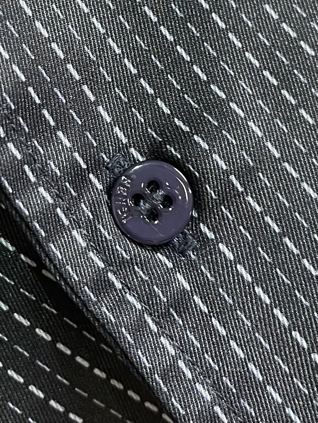 FENDI 细条纹短袖衬衫，源自品牌经典细条纹元素，深色调基底搭配细腻线条，于低调中流露精致质感。古巴领