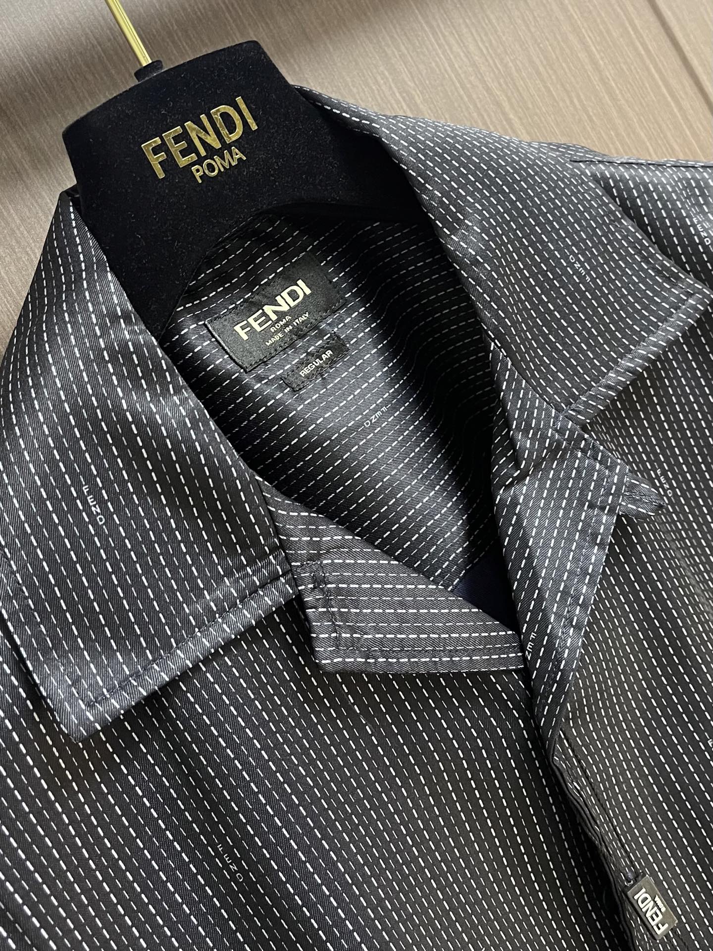 FENDI 细条纹短袖衬衫，源自品牌经典细条纹元素，深色调基底搭配细腻线条，于低调中流露精致质感。古巴领