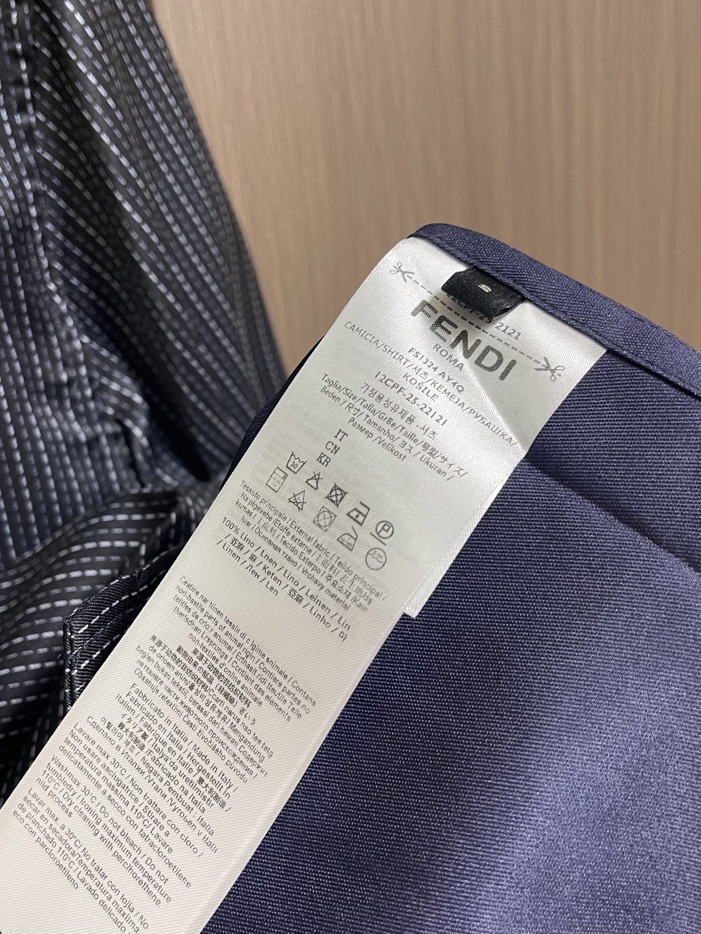 FENDI 细条纹短袖衬衫，源自品牌经典细条纹元素，深色调基底搭配细腻线条，于低调中流露精致质感。古巴领