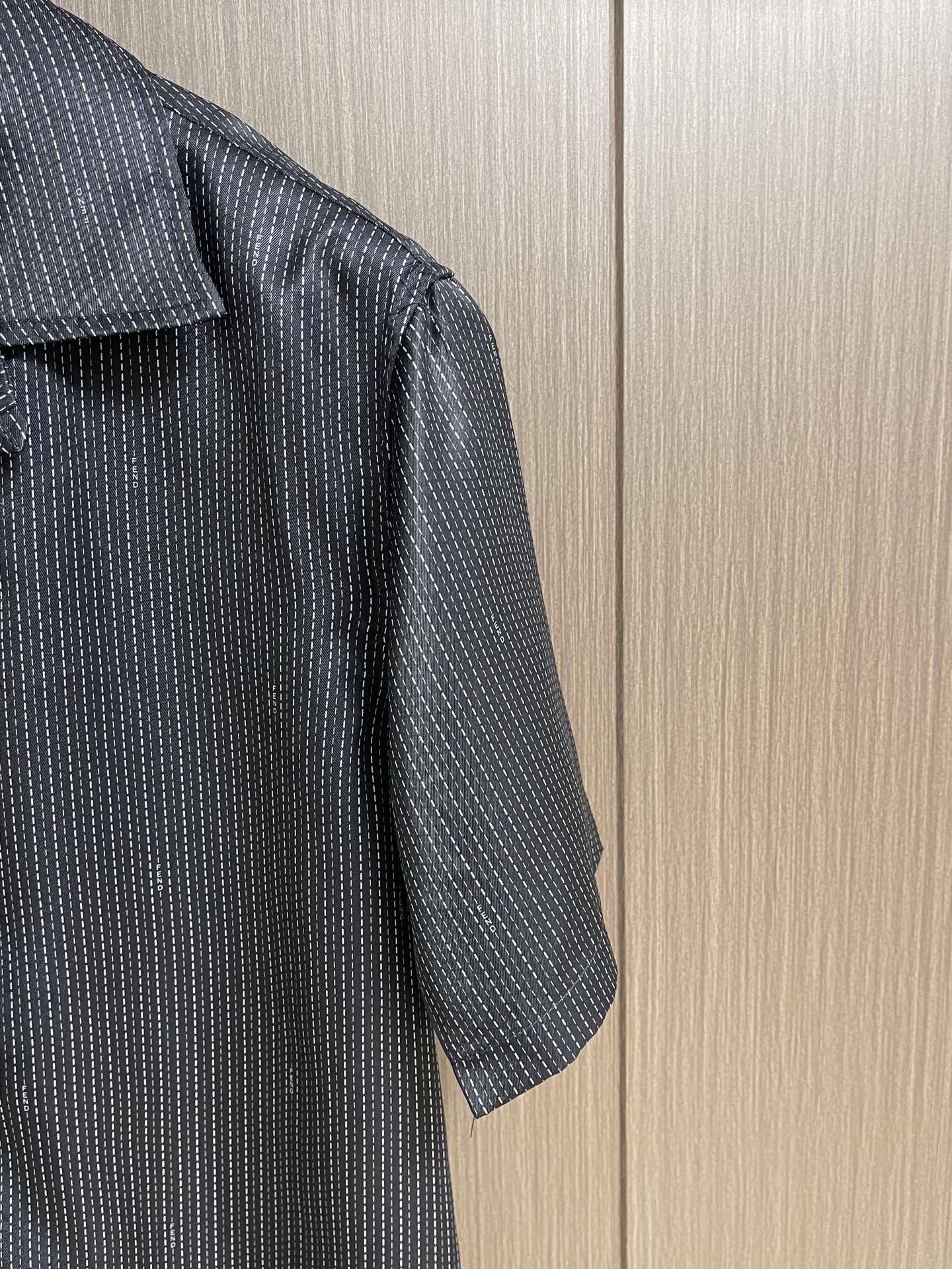 FENDI 细条纹短袖衬衫，源自品牌经典细条纹元素，深色调基底搭配细腻线条，于低调中流露精致质感。古巴领