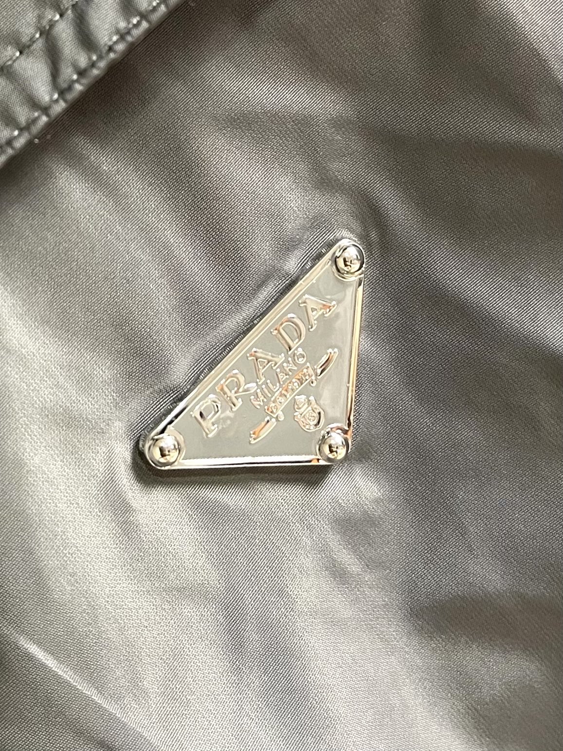 Prada 三角标口袋短袖衬衫，定制轻量机能尼龙料 舒适轻盈 防水透气 寒雾漫过金属的铁灰色 是无需张扬