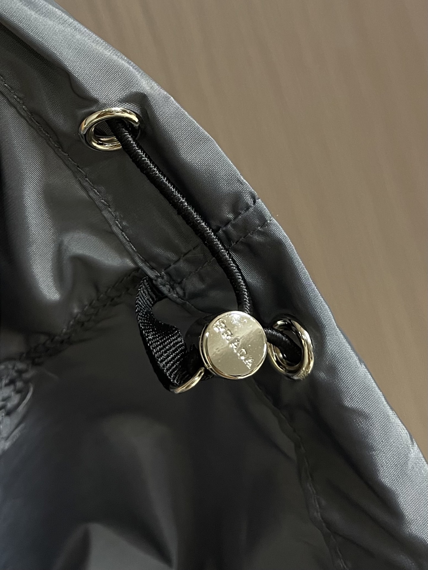 Prada 三角标口袋短袖衬衫，定制轻量机能尼龙料 舒适轻盈 防水透气 寒雾漫过金属的铁灰色 是无需张扬