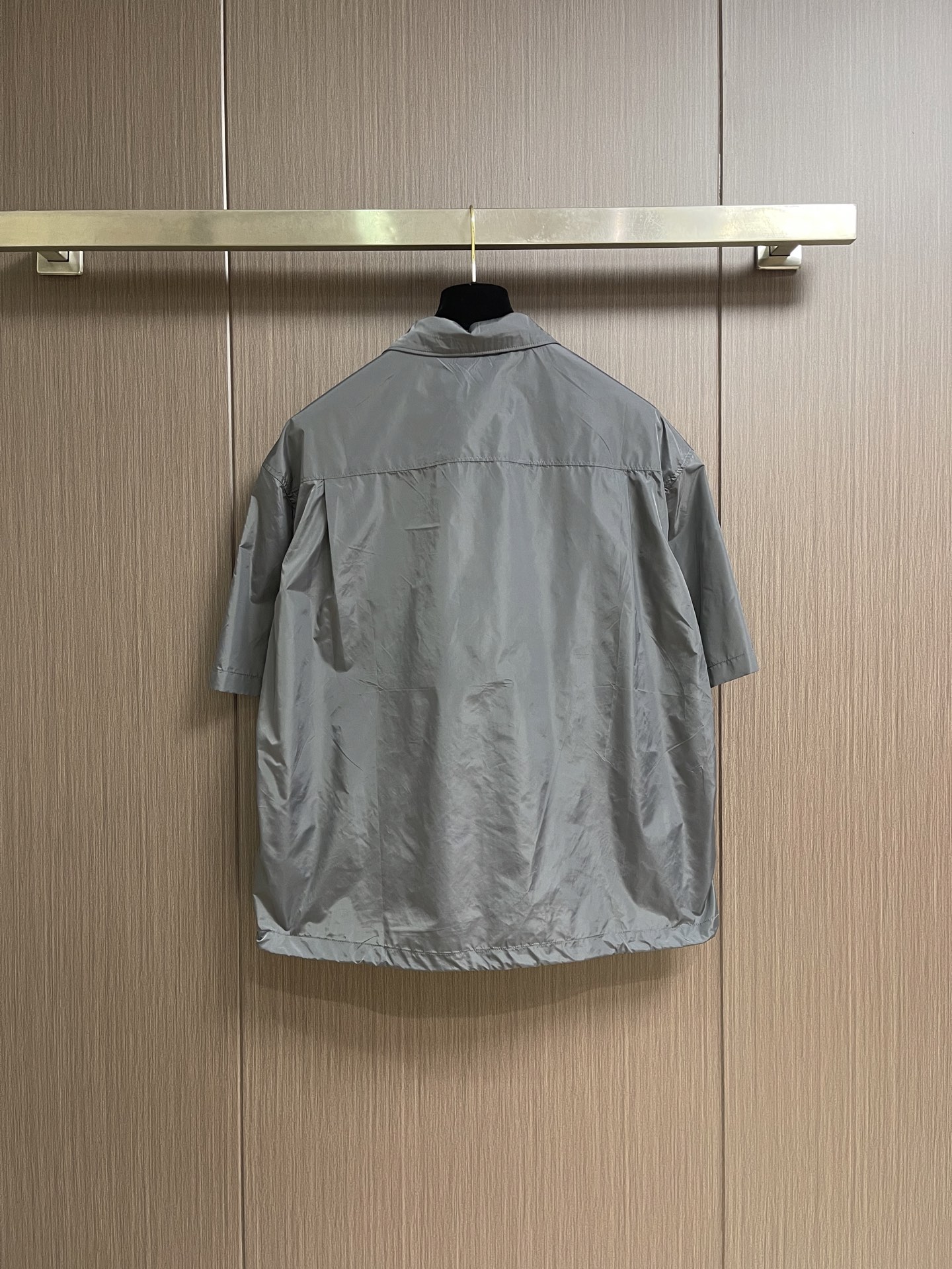 Prada 三角标口袋短袖衬衫，定制轻量机能尼龙料 舒适轻盈 防水透气 寒雾漫过金属的铁灰色 是无需张扬