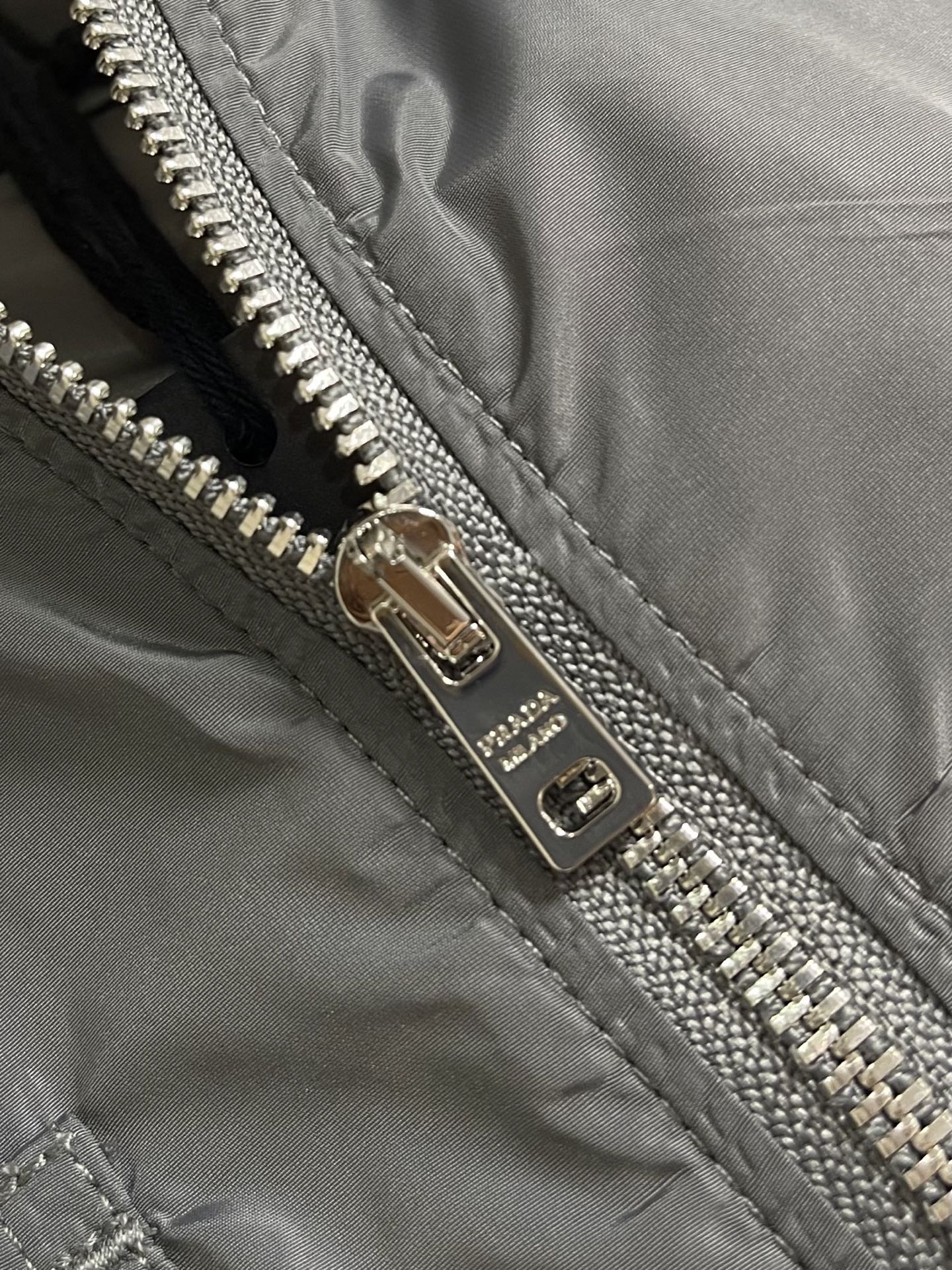 Prada 三角标口袋短袖衬衫，定制轻量机能尼龙料 舒适轻盈 防水透气 寒雾漫过金属的铁灰色 是无需张扬