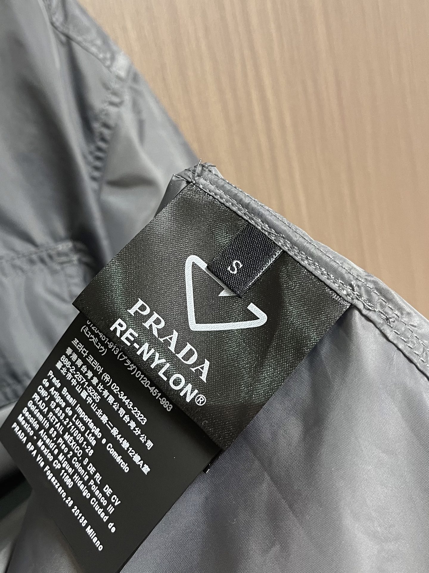 Prada 三角标口袋短袖衬衫，定制轻量机能尼龙料 舒适轻盈 防水透气 寒雾漫过金属的铁灰色 是无需张扬