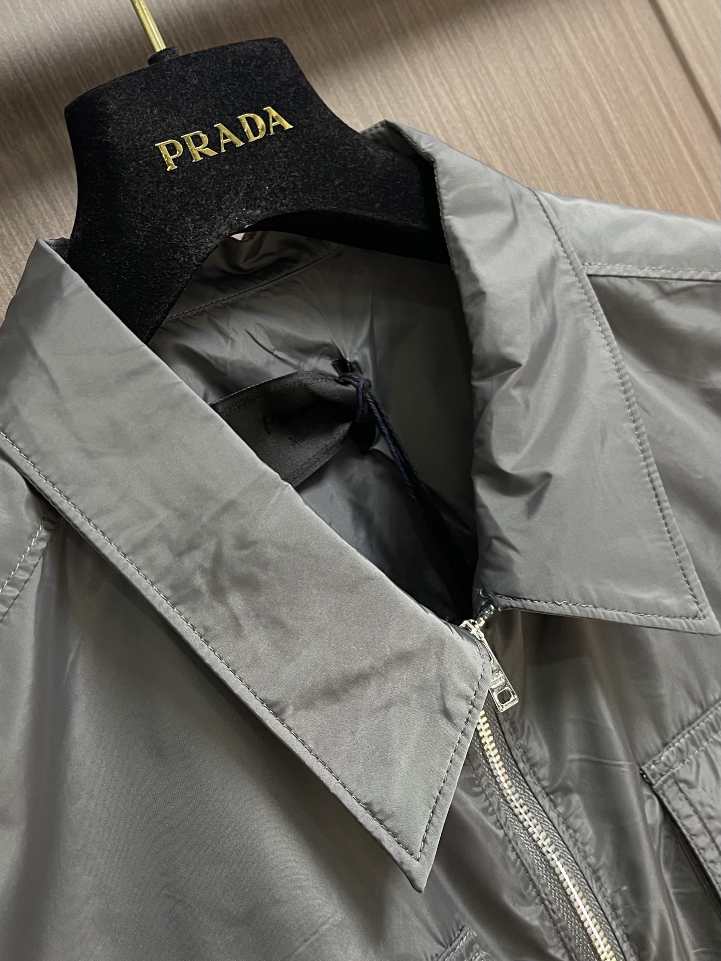 Prada 三角标口袋短袖衬衫，定制轻量机能尼龙料 舒适轻盈 防水透气 寒雾漫过金属的铁灰色 是无需张扬