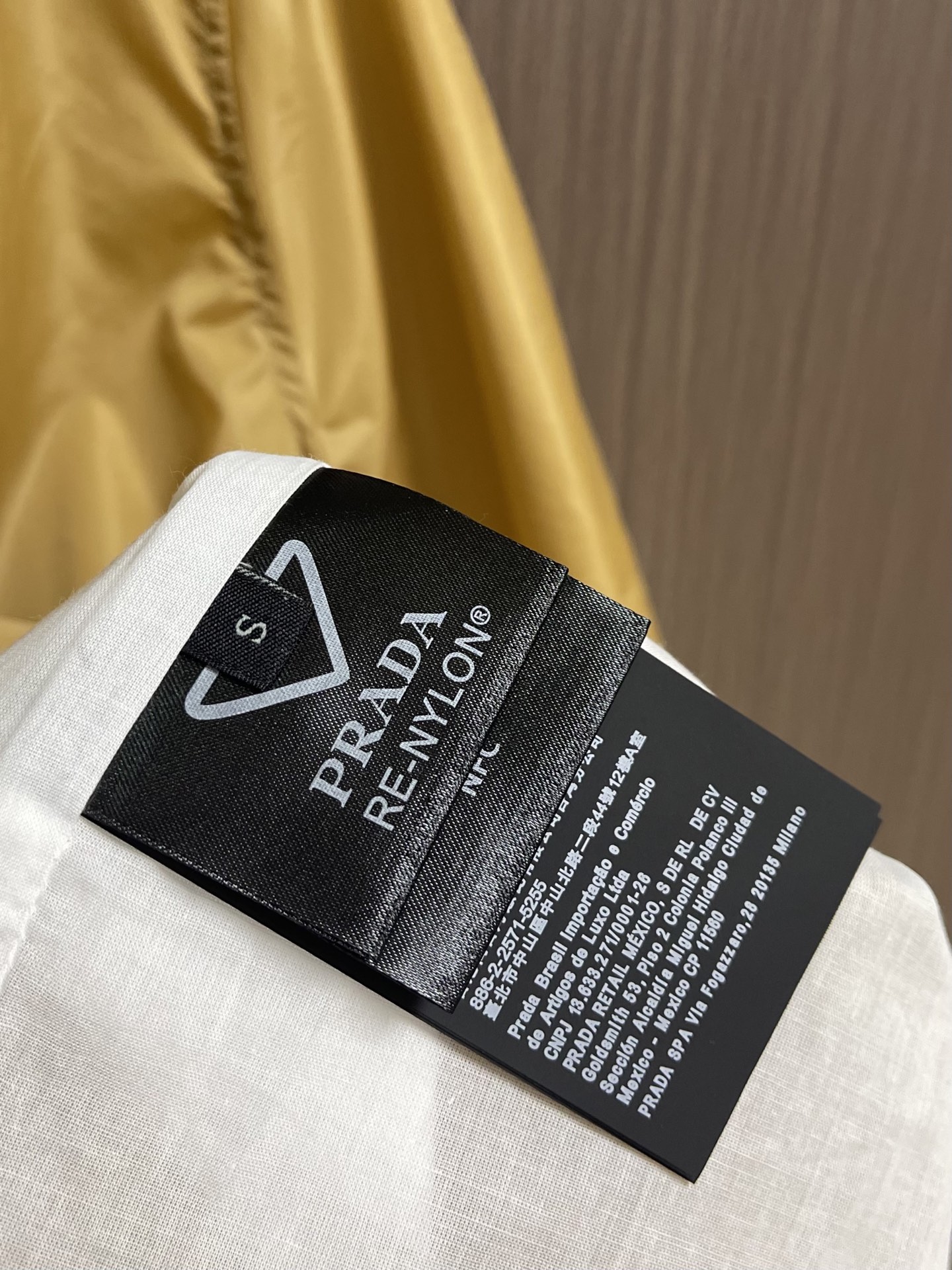Prada 卡其色短袖衬衫夹克，轻薄尼龙材质，春夏穿超透气！拉链开合+翻领设计，胸前三角Logo低调又有