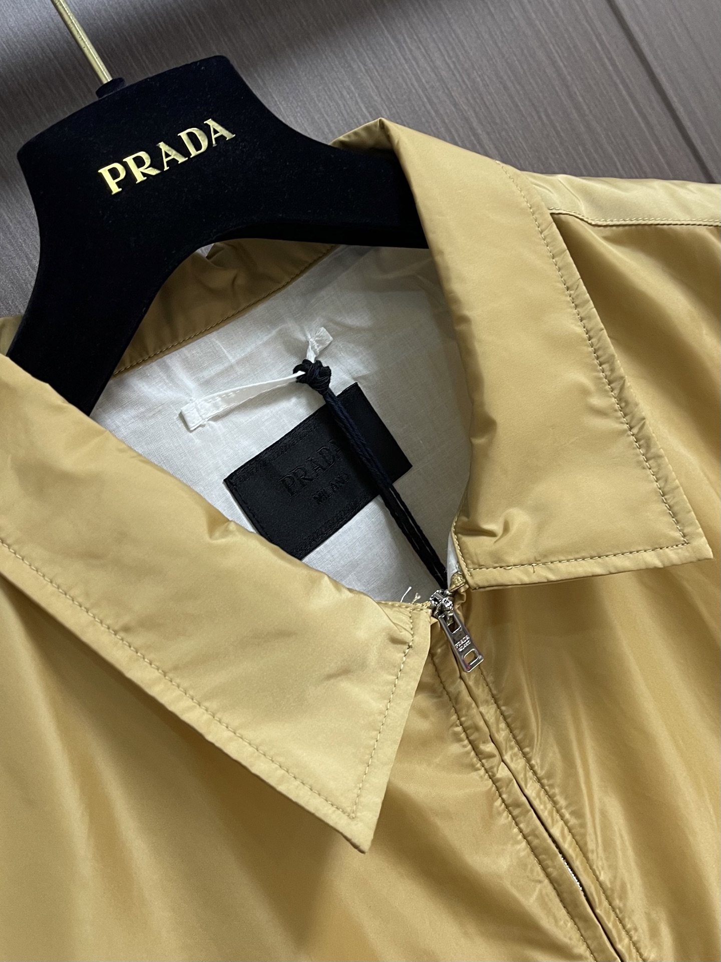 Prada 卡其色短袖衬衫夹克，轻薄尼龙材质，春夏穿超透气！拉链开合+翻领设计，胸前三角Logo低调又有