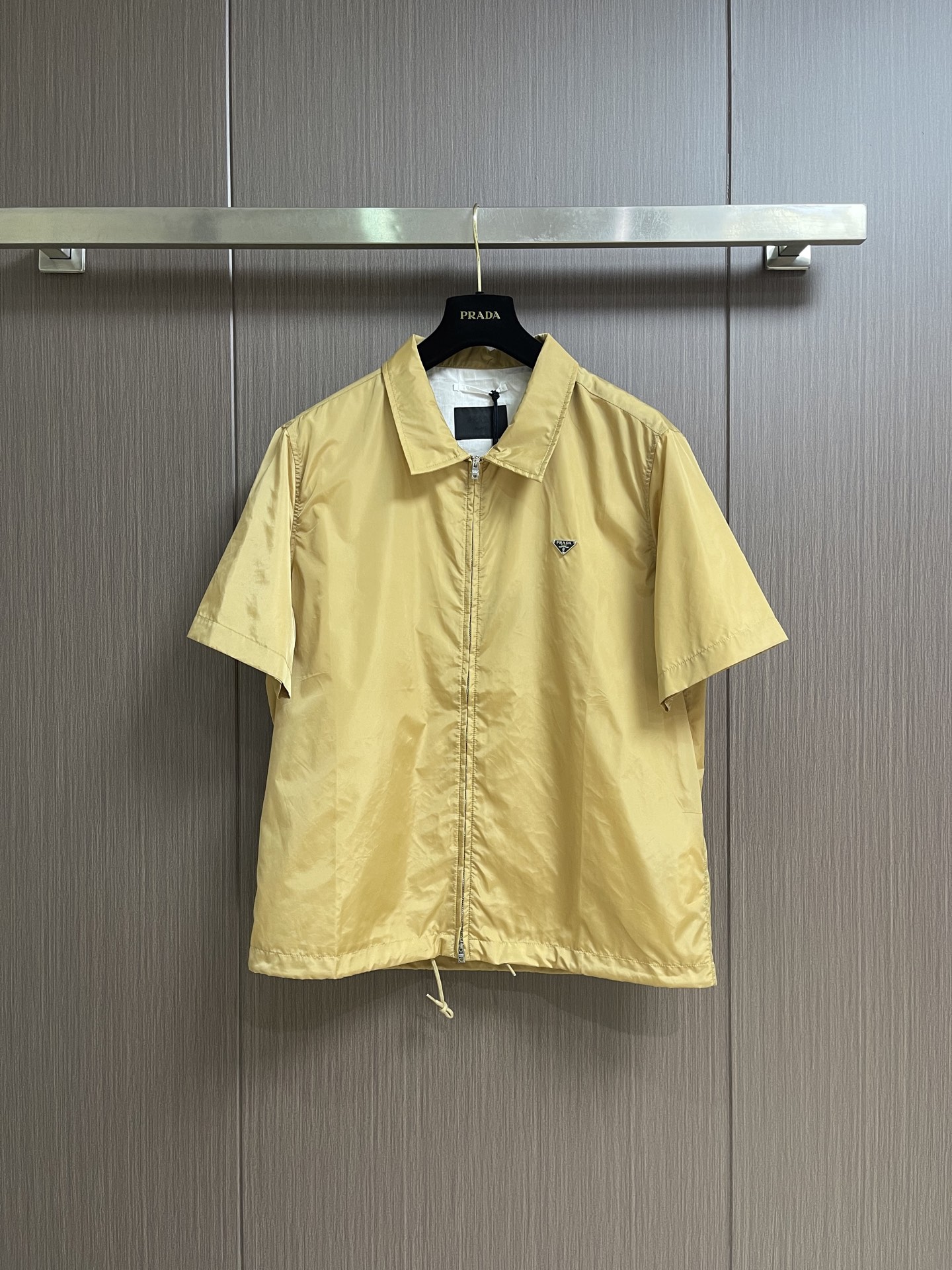 Prada 卡其色短袖衬衫夹克，轻薄尼龙材质，春夏穿超透气！拉链开合+翻领设计，胸前三角Logo低调又有