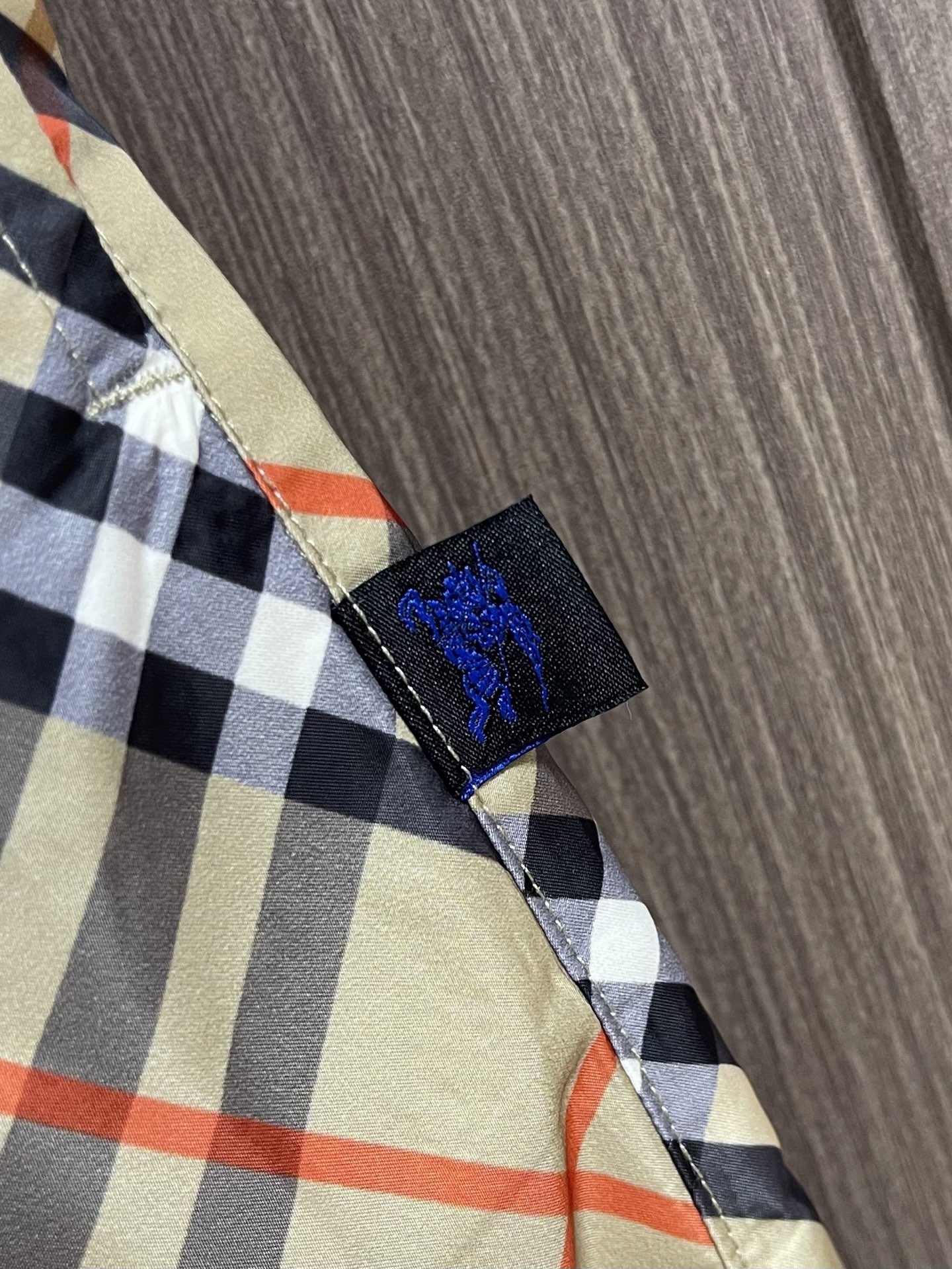 Burberry  经典格纹短裤，砂感米底铺陈深浅交错格纹，视觉干净却很有辨识度。整条裤型偏宽松直筒，日