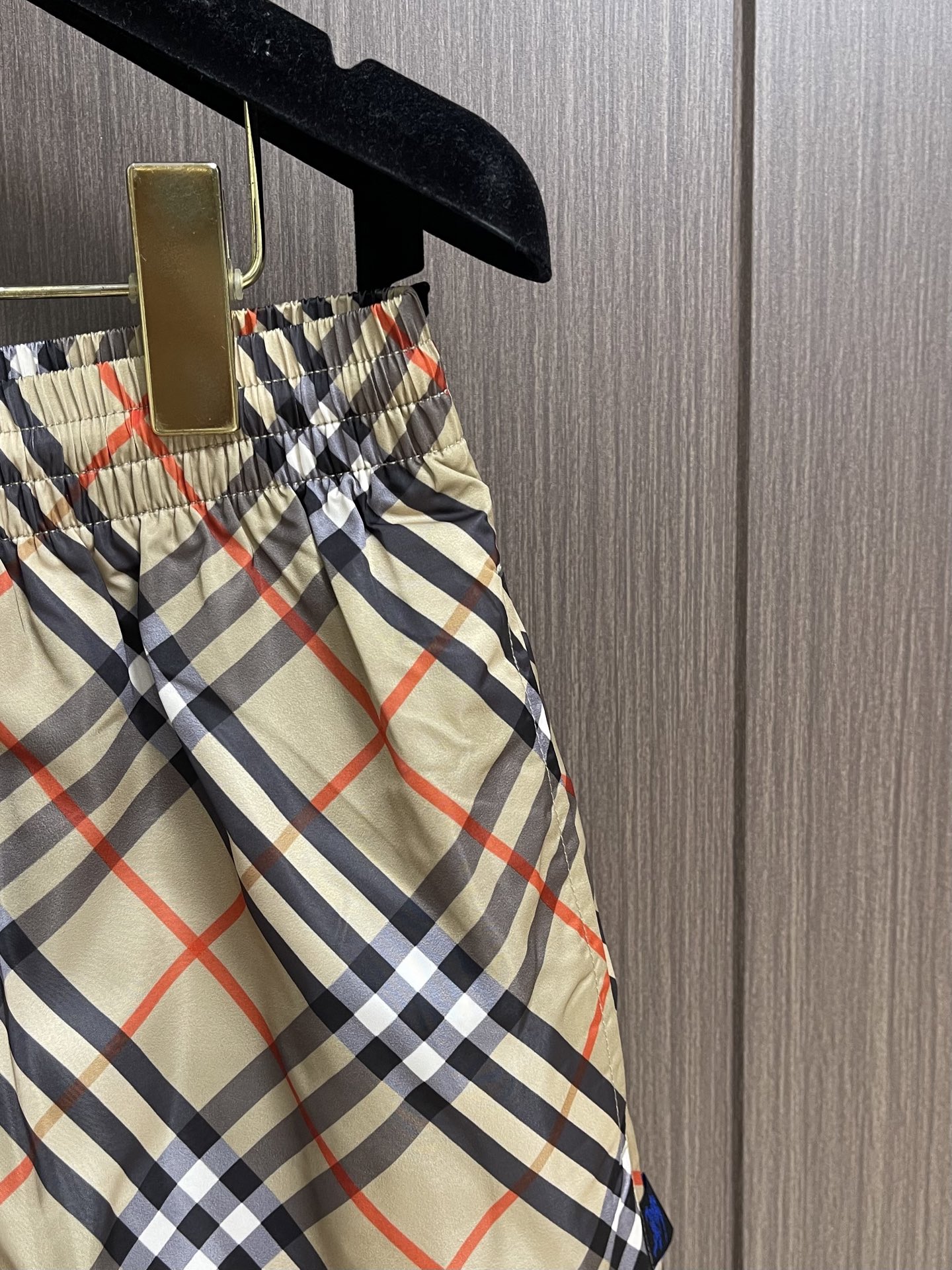 Burberry  经典格纹短裤，砂感米底铺陈深浅交错格纹，视觉干净却很有辨识度。整条裤型偏宽松直筒，日