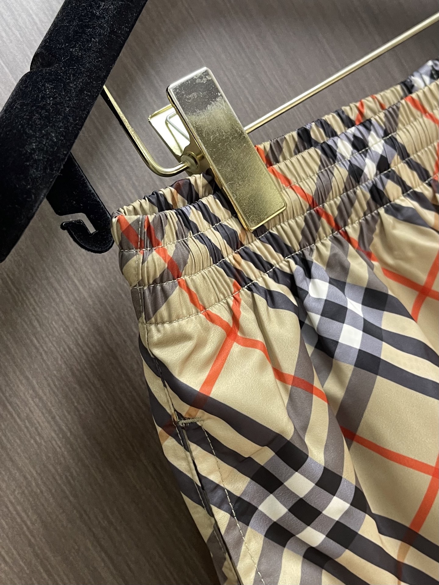 Burberry  经典格纹短裤，砂感米底铺陈深浅交错格纹，视觉干净却很有辨识度。整条裤型偏宽松直筒，日