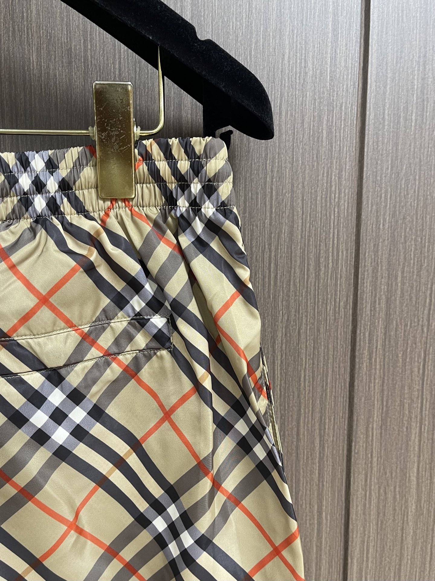 Burberry  经典格纹短裤，砂感米底铺陈深浅交错格纹，视觉干净却很有辨识度。整条裤型偏宽松直筒，日