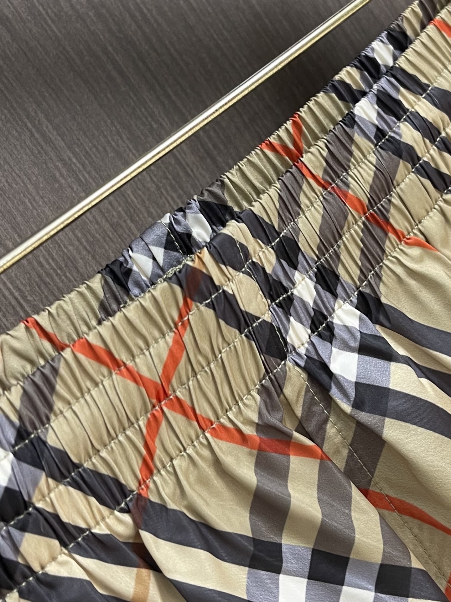 Burberry  经典格纹短裤，砂感米底铺陈深浅交错格纹，视觉干净却很有辨识度。整条裤型偏宽松直筒，日