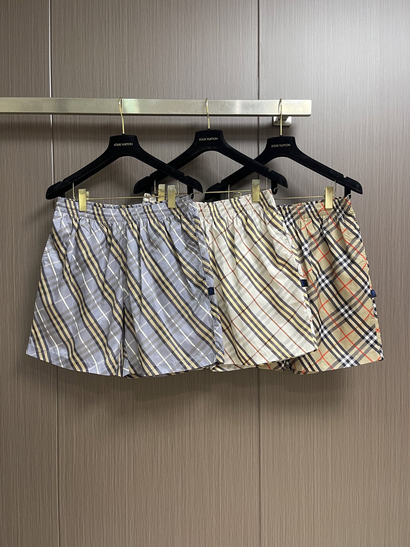 Burberry  经典格纹短裤，砂感米底铺陈深浅交错格纹，视觉干净却很有辨识度。整条裤型偏宽松直筒，日