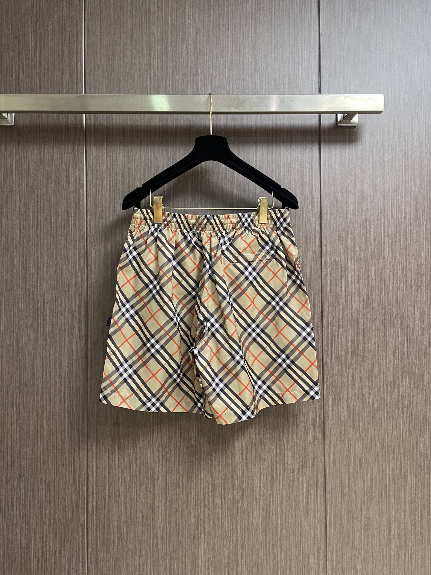 Burberry  经典格纹短裤，砂感米底铺陈深浅交错格纹，视觉干净却很有辨识度。整条裤型偏宽松直筒，日