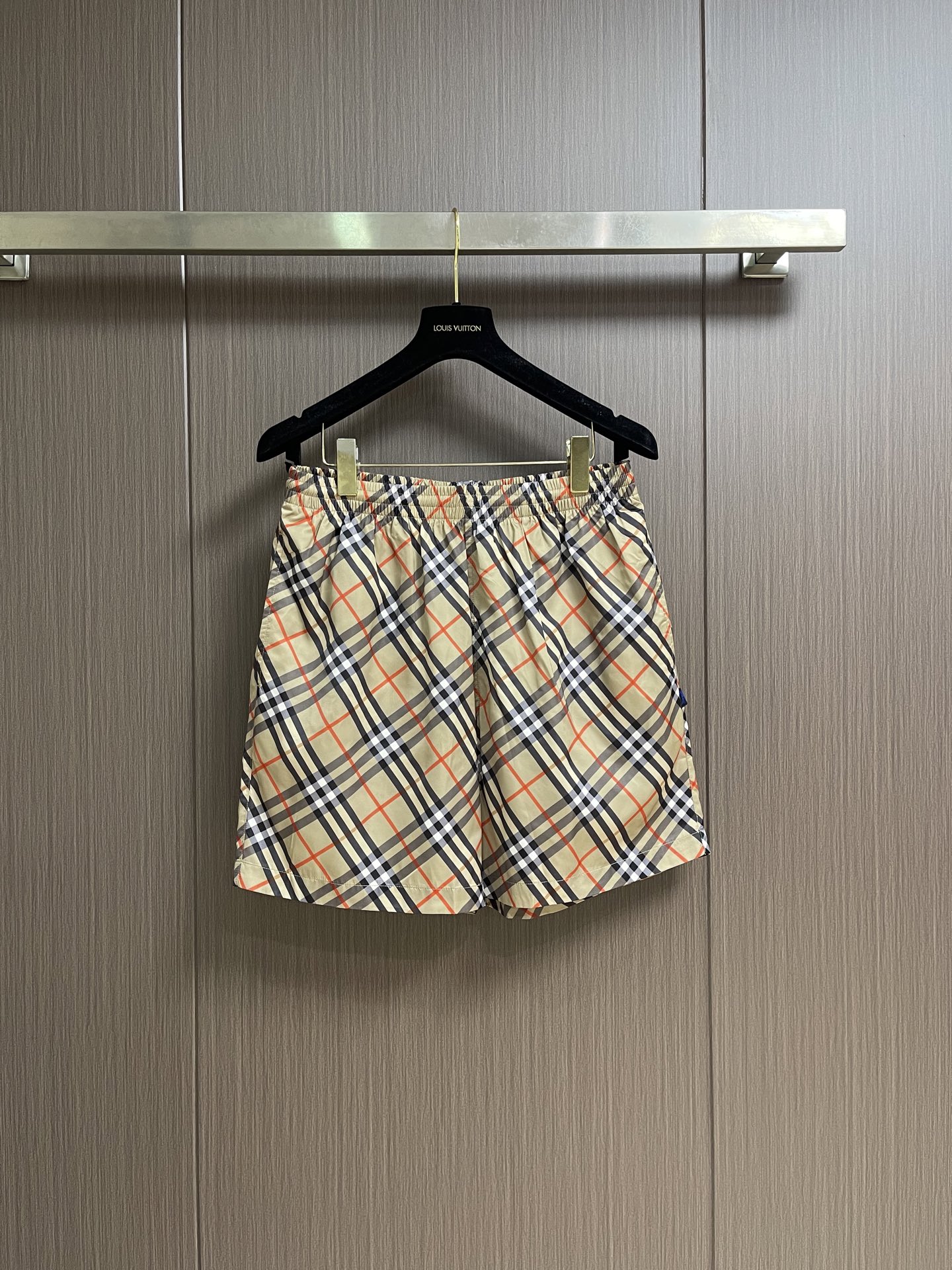 Burberry  经典格纹短裤，砂感米底铺陈深浅交错格纹，视觉干净却很有辨识度。整条裤型偏宽松直筒，日