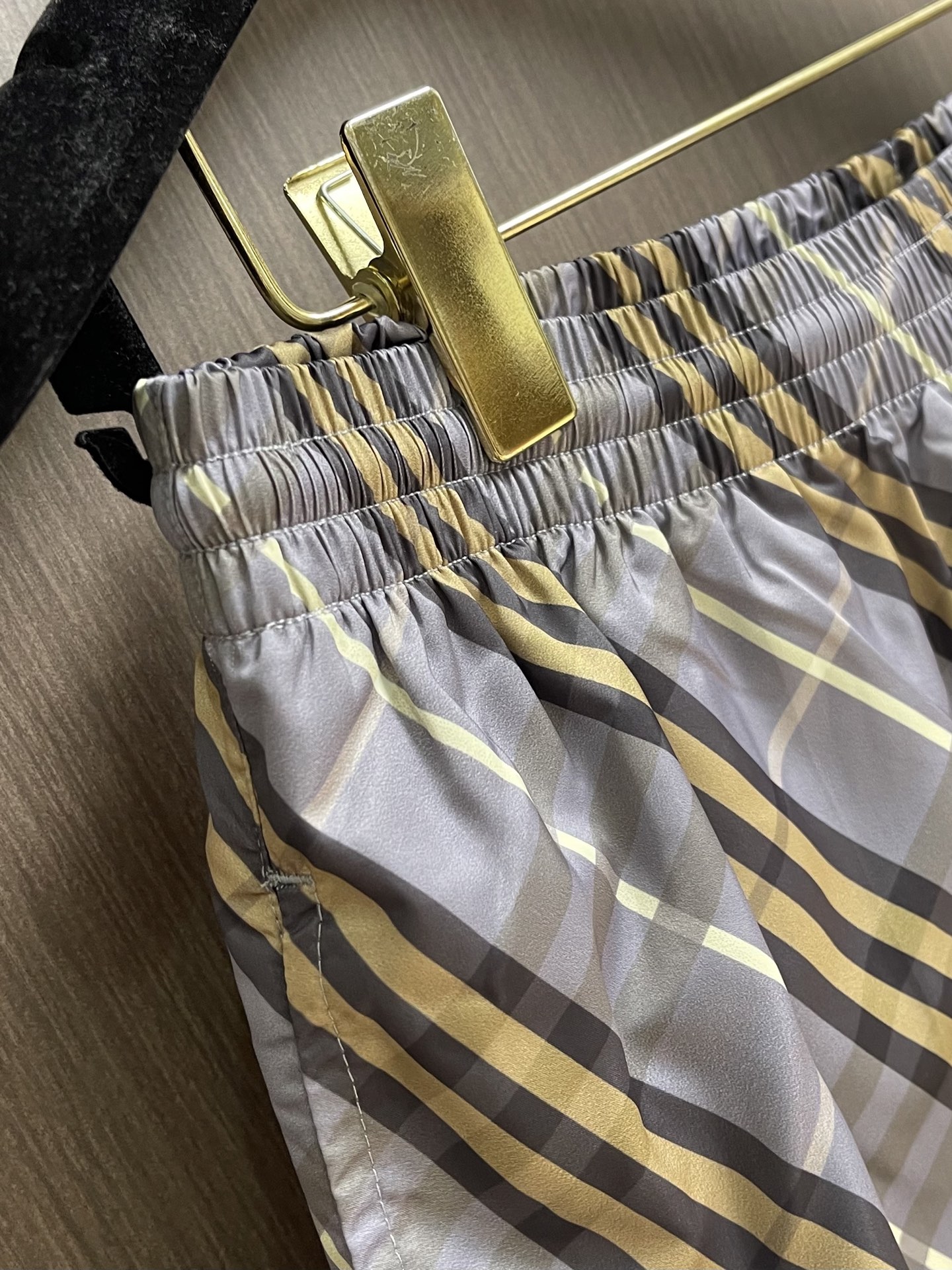 Burberry  经典格纹短裤，砂感米底铺陈深浅交错格纹，视觉干净却很有辨识度。整条裤型偏宽松直筒，日
