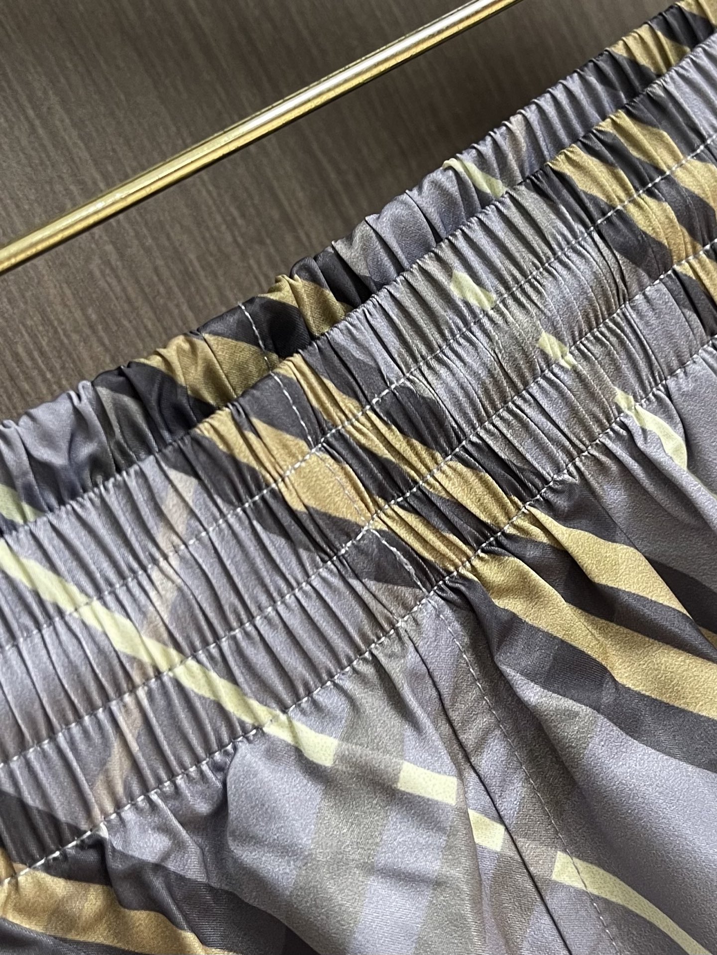 Burberry  经典格纹短裤，砂感米底铺陈深浅交错格纹，视觉干净却很有辨识度。整条裤型偏宽松直筒，日