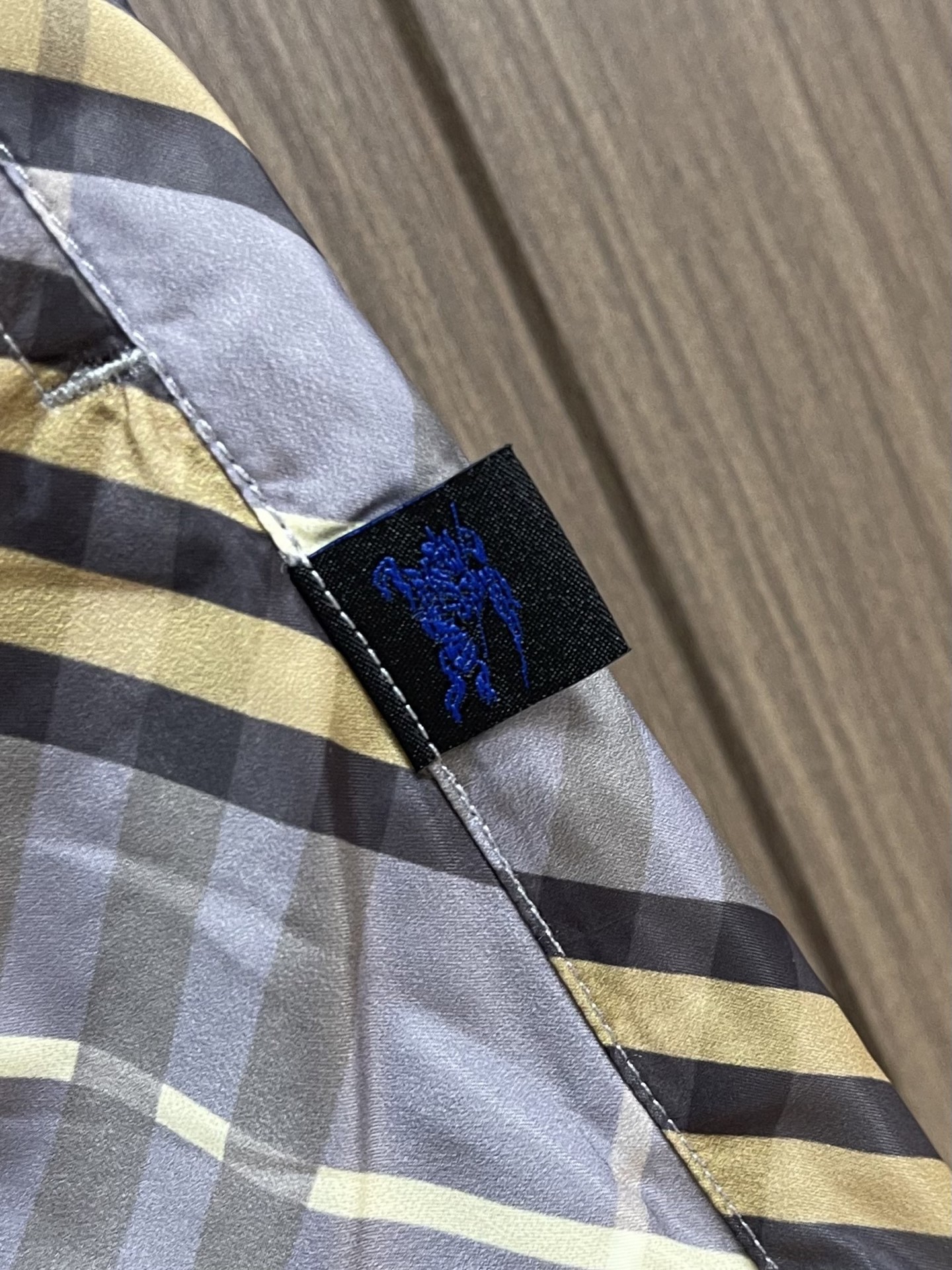 Burberry  经典格纹短裤，砂感米底铺陈深浅交错格纹，视觉干净却很有辨识度。整条裤型偏宽松直筒，日