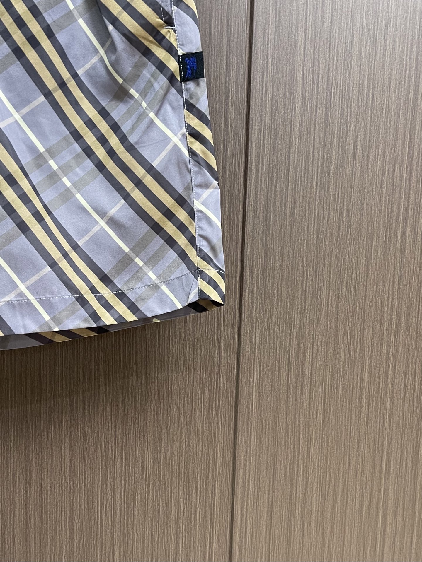 Burberry  经典格纹短裤，砂感米底铺陈深浅交错格纹，视觉干净却很有辨识度。整条裤型偏宽松直筒，日