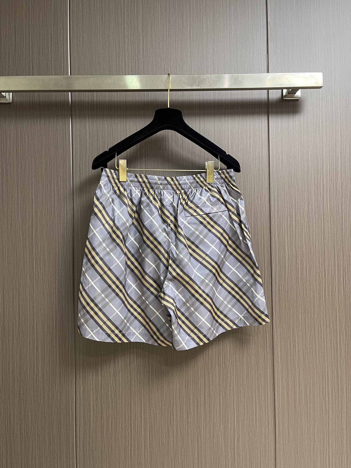 Burberry  经典格纹短裤，砂感米底铺陈深浅交错格纹，视觉干净却很有辨识度。整条裤型偏宽松直筒，日
