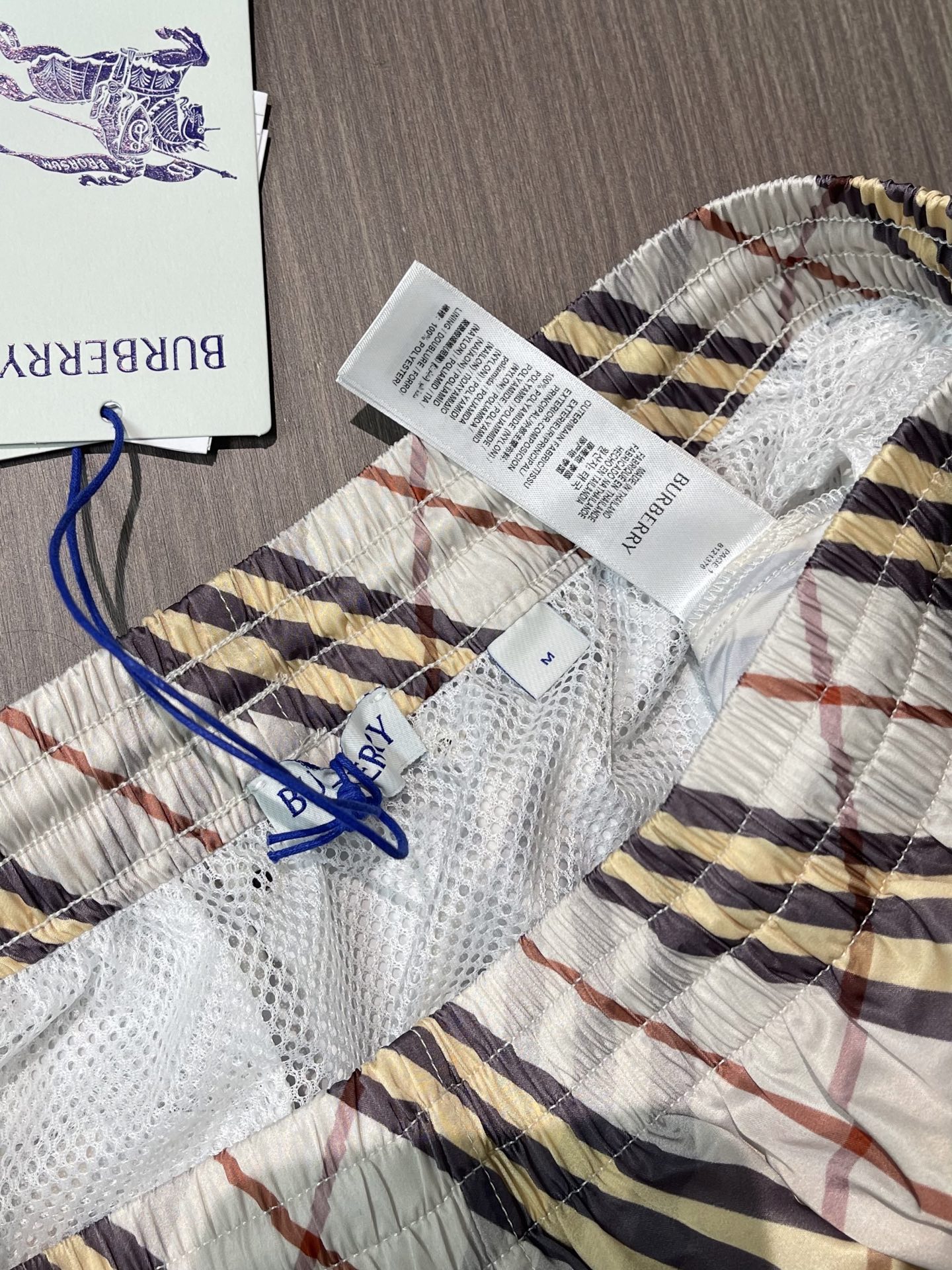 Burberry  经典格纹短裤，砂感米底铺陈深浅交错格纹，视觉干净却很有辨识度。整条裤型偏宽松直筒，日