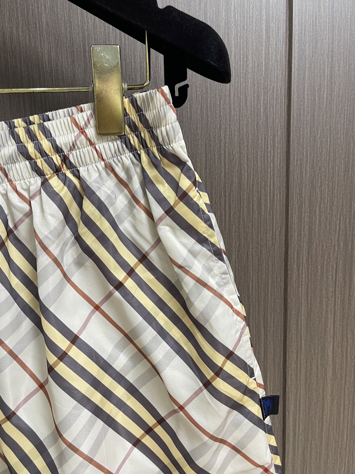 Burberry  经典格纹短裤，砂感米底铺陈深浅交错格纹，视觉干净却很有辨识度。整条裤型偏宽松直筒，日