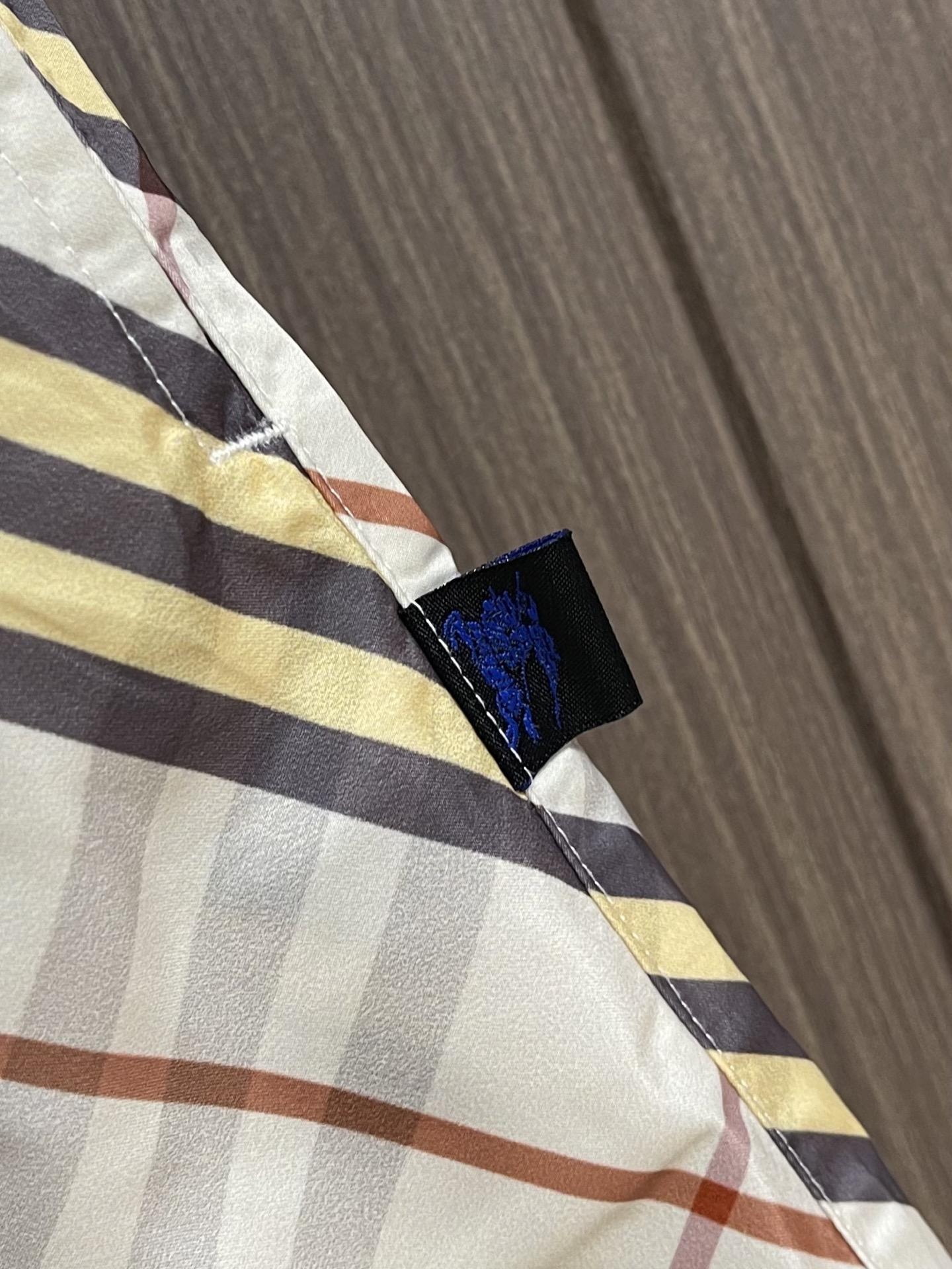 Burberry  经典格纹短裤，砂感米底铺陈深浅交错格纹，视觉干净却很有辨识度。整条裤型偏宽松直筒，日