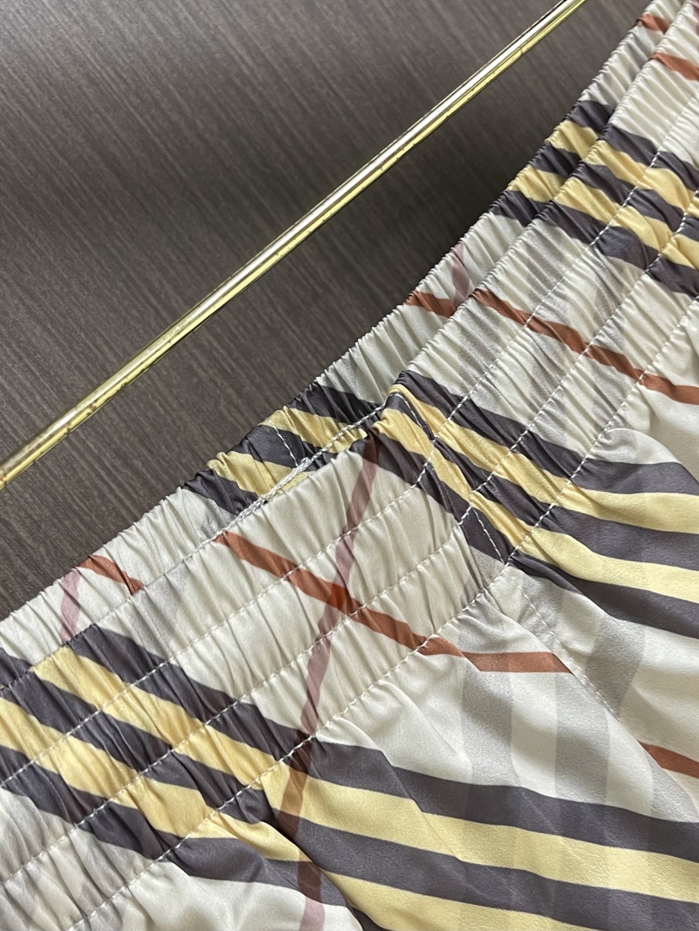 Burberry  经典格纹短裤，砂感米底铺陈深浅交错格纹，视觉干净却很有辨识度。整条裤型偏宽松直筒，日
