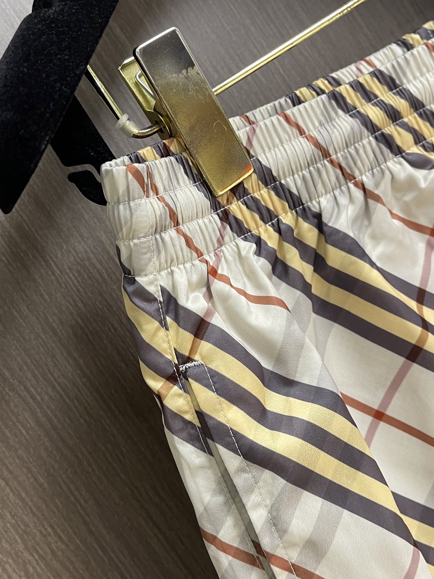 Burberry  经典格纹短裤，砂感米底铺陈深浅交错格纹，视觉干净却很有辨识度。整条裤型偏宽松直筒，日