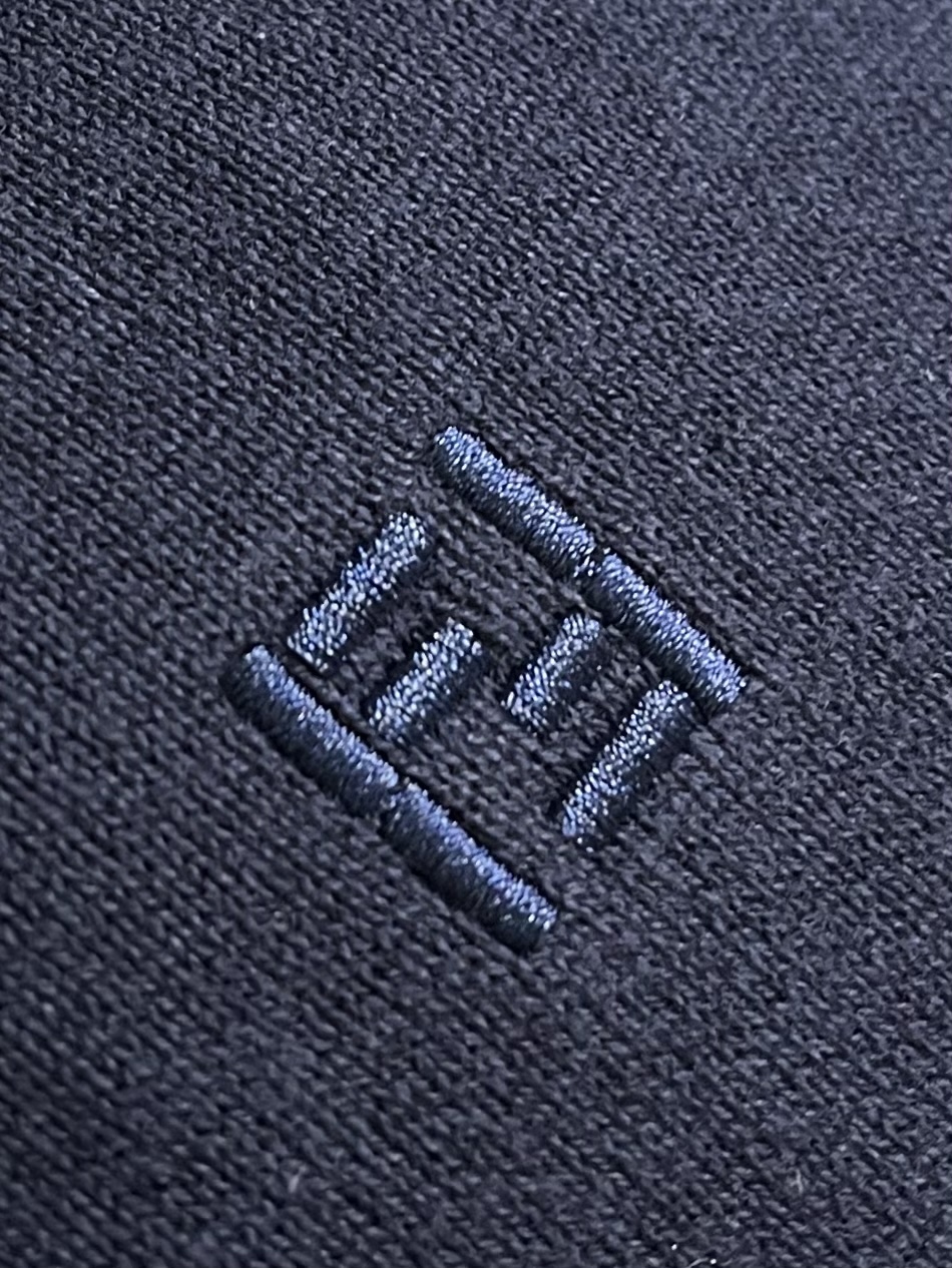 Fendi 标识FF短袖毛衣 定织柔奢棉羊绒 垂顺柔糯 亲肤透气 温润素白凝萃基底 自带柔光通透质感 演