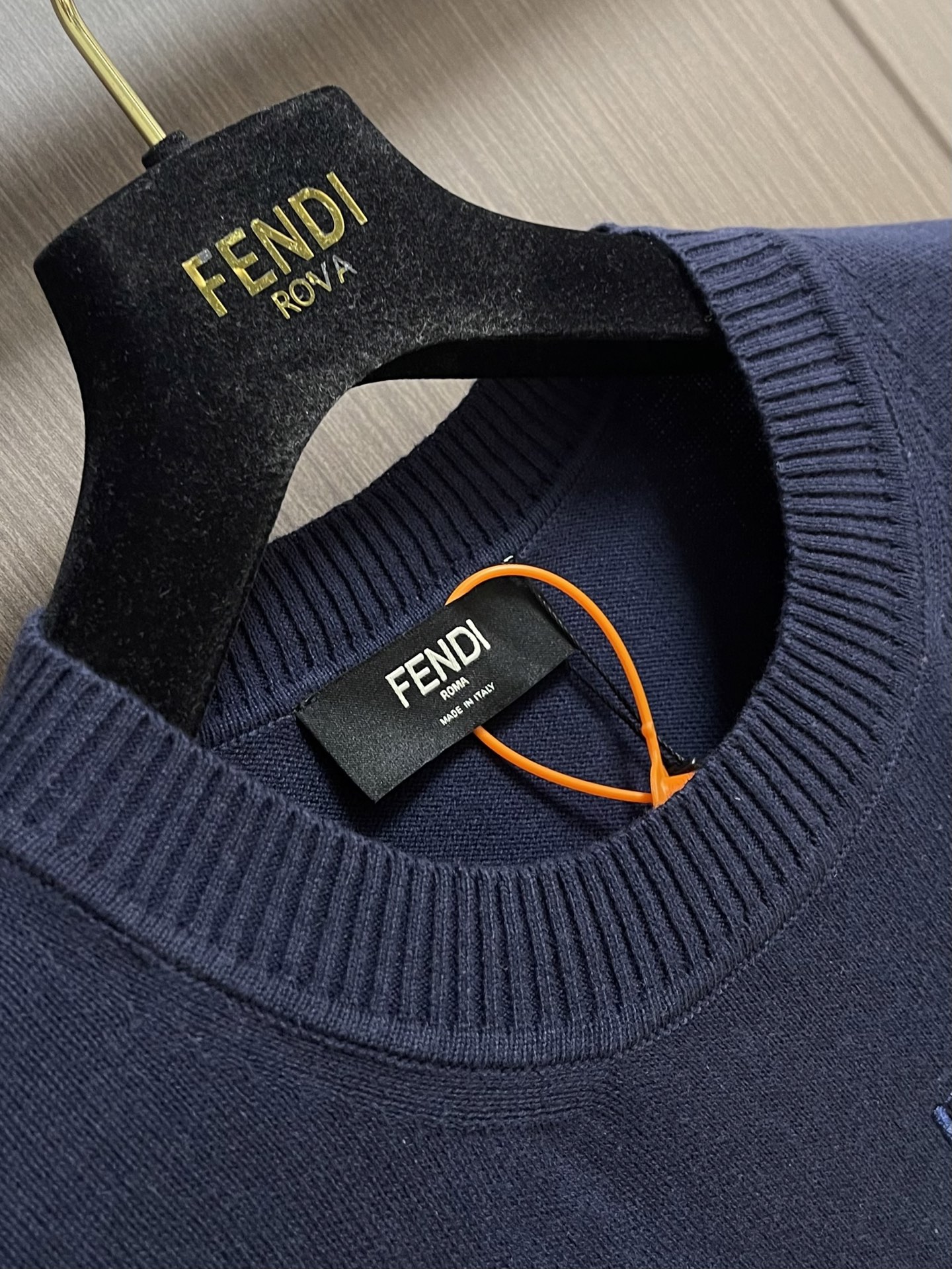 Fendi 标识FF短袖毛衣 定织柔奢棉羊绒 垂顺柔糯 亲肤透气 温润素白凝萃基底 自带柔光通透质感 演