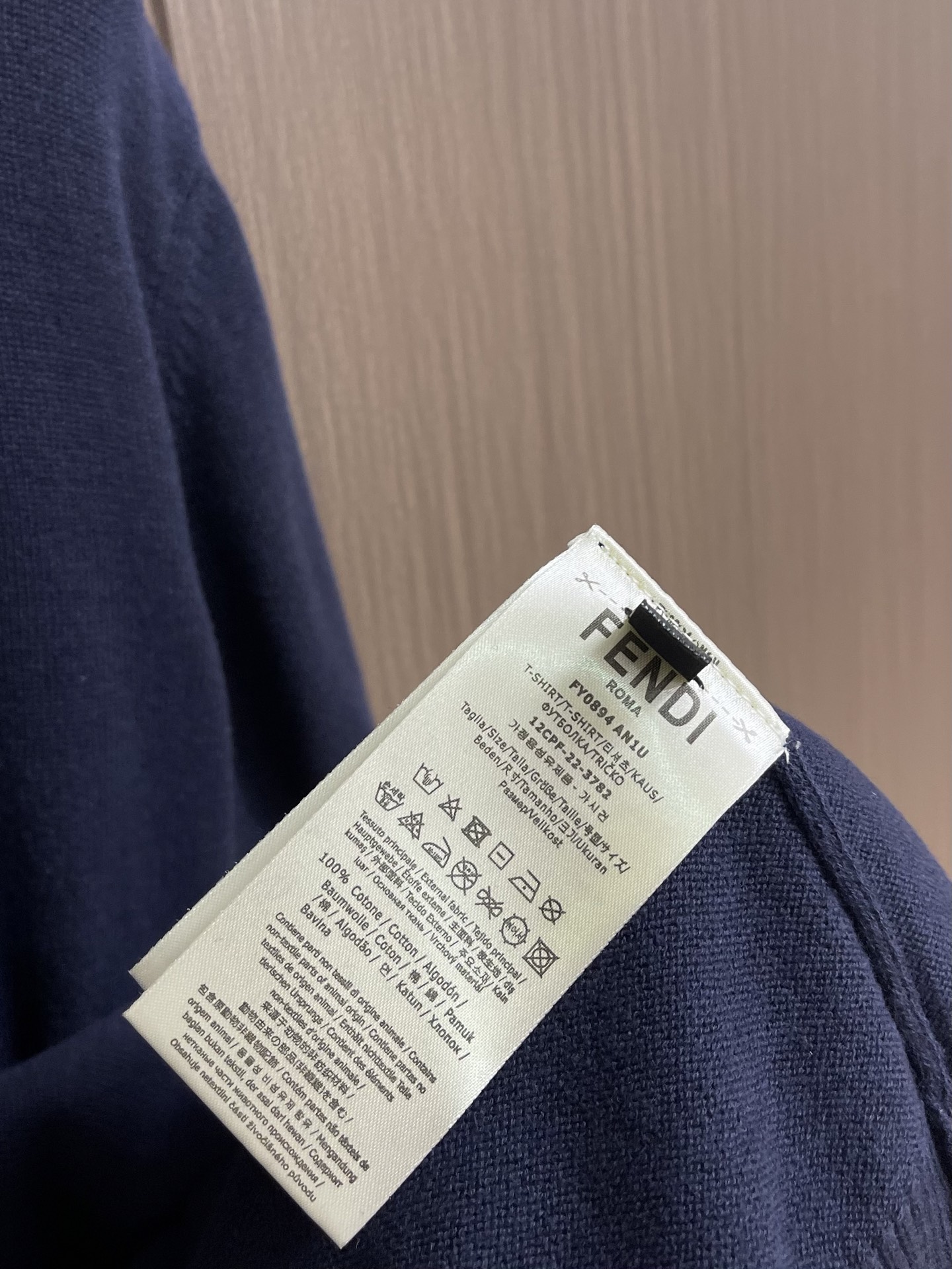 Fendi 标识FF短袖毛衣 定织柔奢棉羊绒 垂顺柔糯 亲肤透气 温润素白凝萃基底 自带柔光通透质感 演