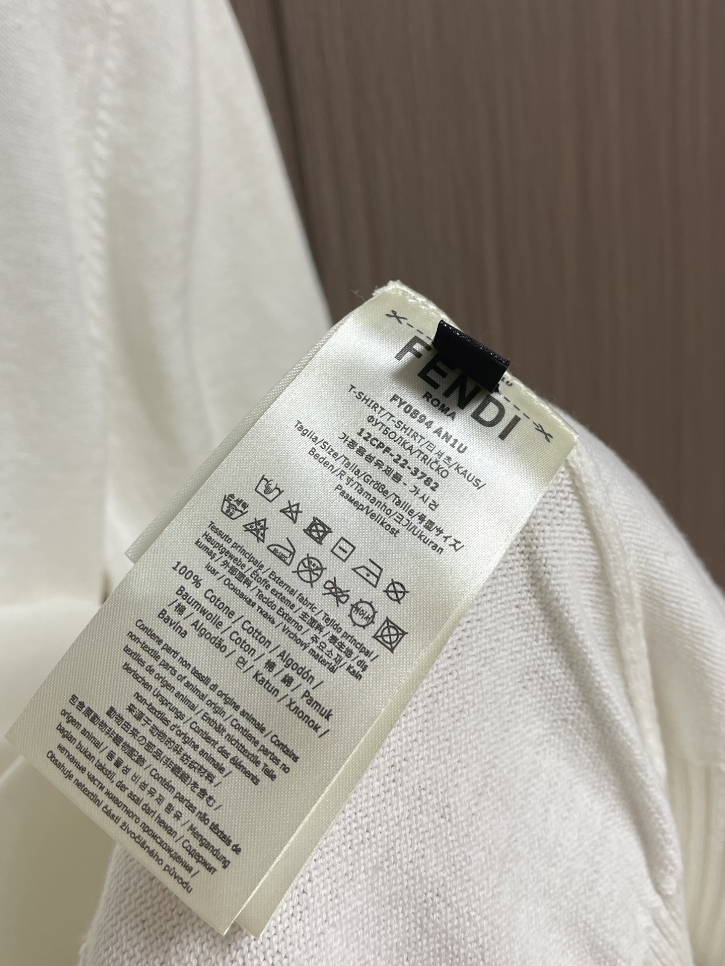 Fendi 标识FF短袖毛衣 定织柔奢棉羊绒 垂顺柔糯 亲肤透气 温润素白凝萃基底 自带柔光通透质感 演