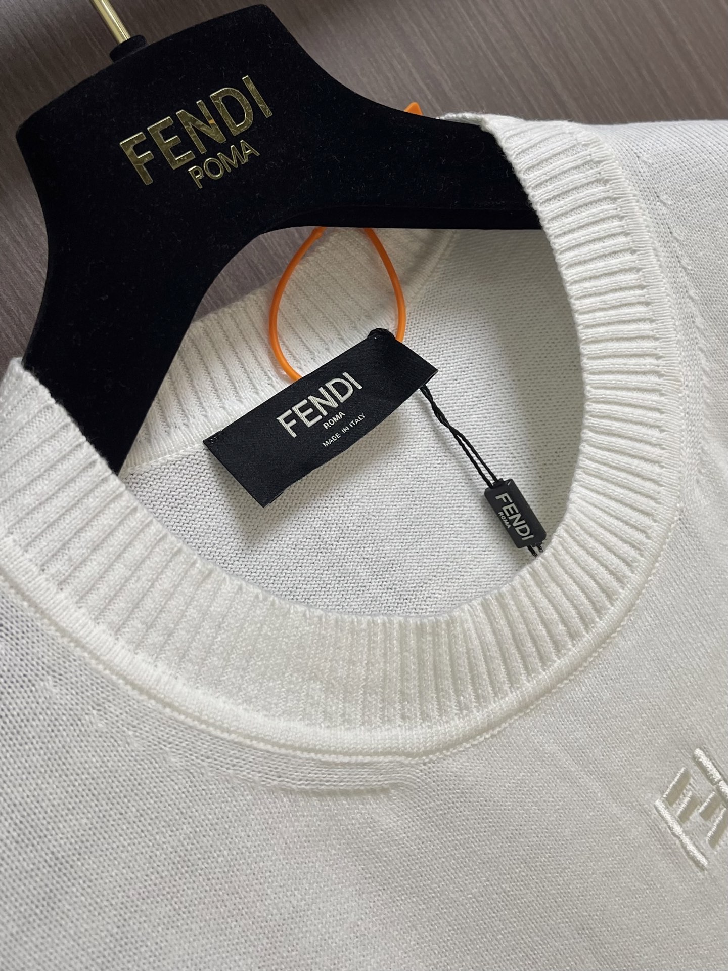 Fendi 标识FF短袖毛衣 定织柔奢棉羊绒 垂顺柔糯 亲肤透气 温润素白凝萃基底 自带柔光通透质感 演