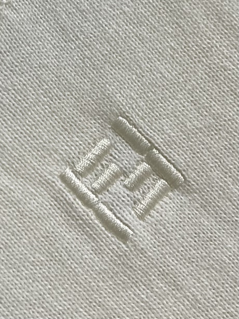 Fendi 标识FF短袖毛衣 定织柔奢棉羊绒 垂顺柔糯 亲肤透气 温润素白凝萃基底 自带柔光通透质感 演
