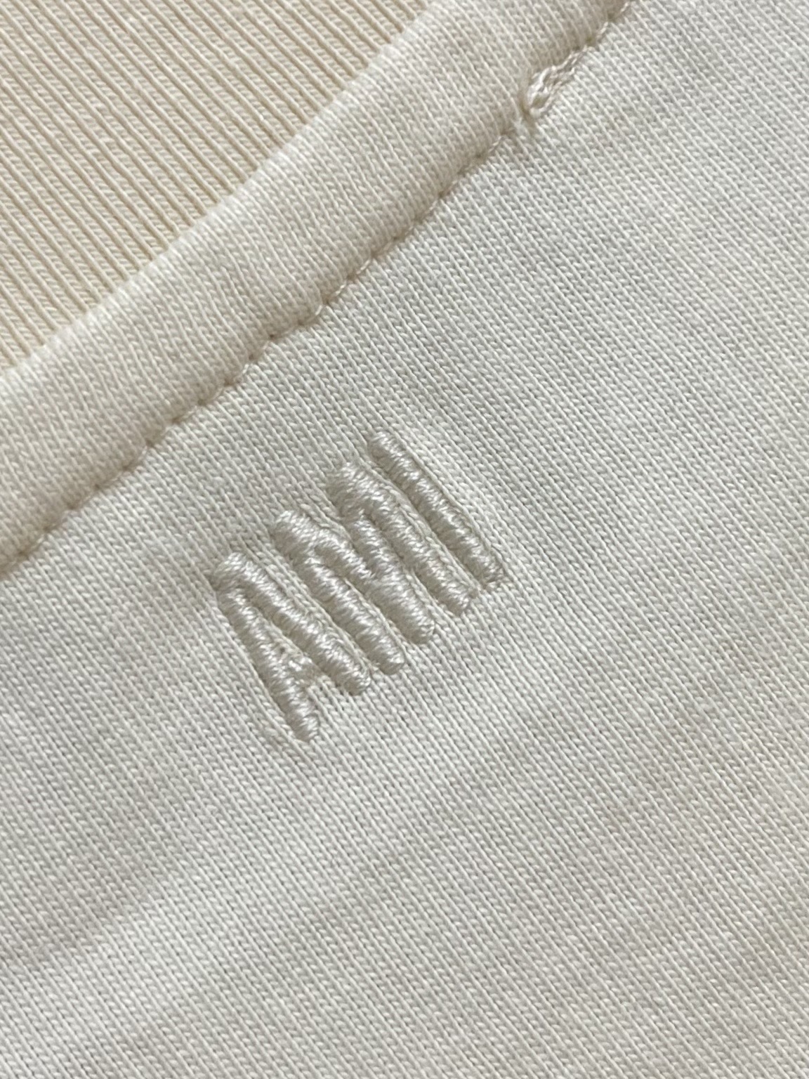 Ami Paris 钩针编织爱心短袖T恤 定制精梳柔密棉 细腻柔软 舒适贴肤 奶杏白底色温润治愈 柔光敛