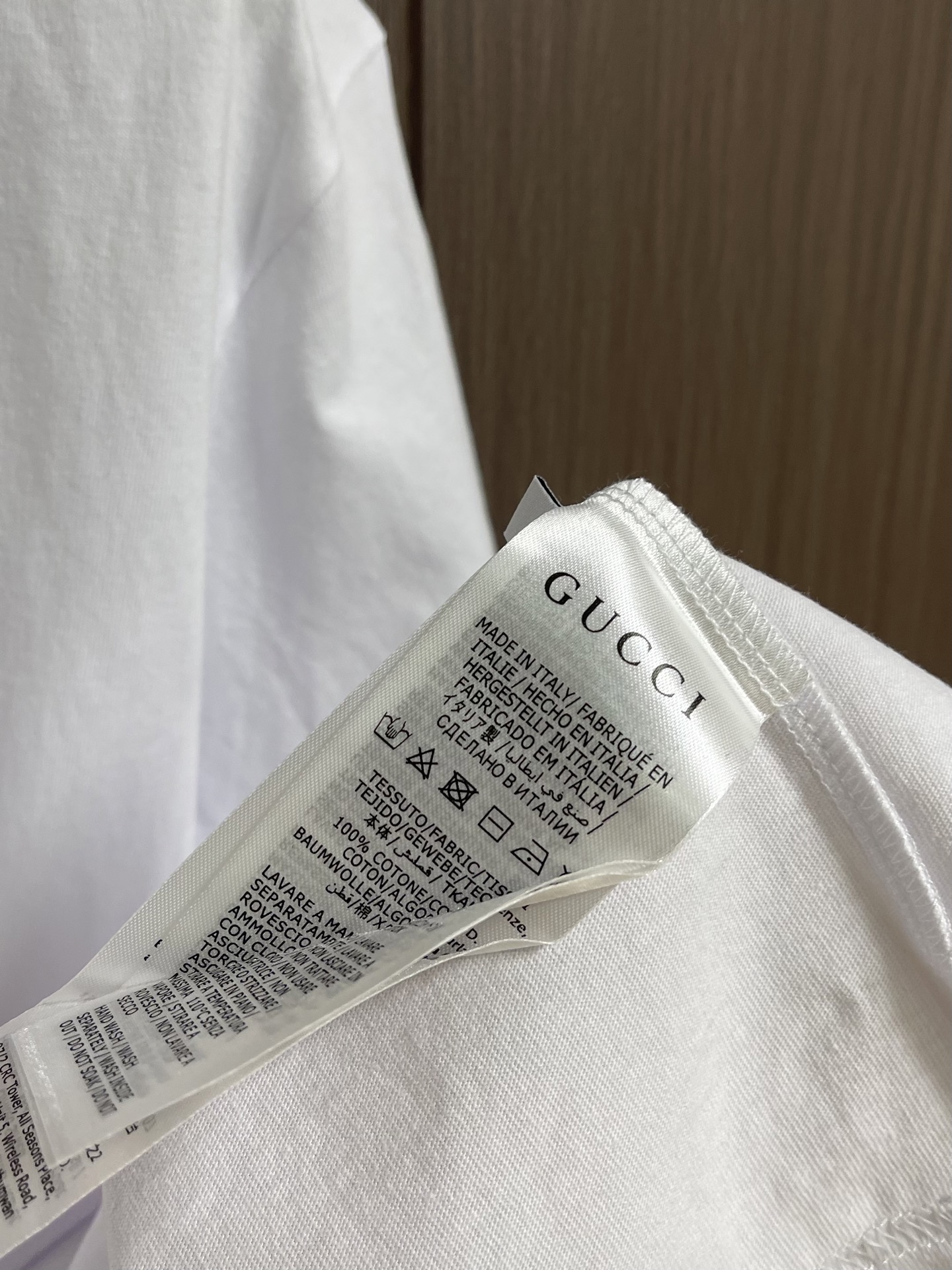 Gucci 缀饰互扣短袖T恤，定制雅铂柔糯针织棉 细腻柔糯 极度亲肤 纯粹无杂的本白基调 奢华质感自然流