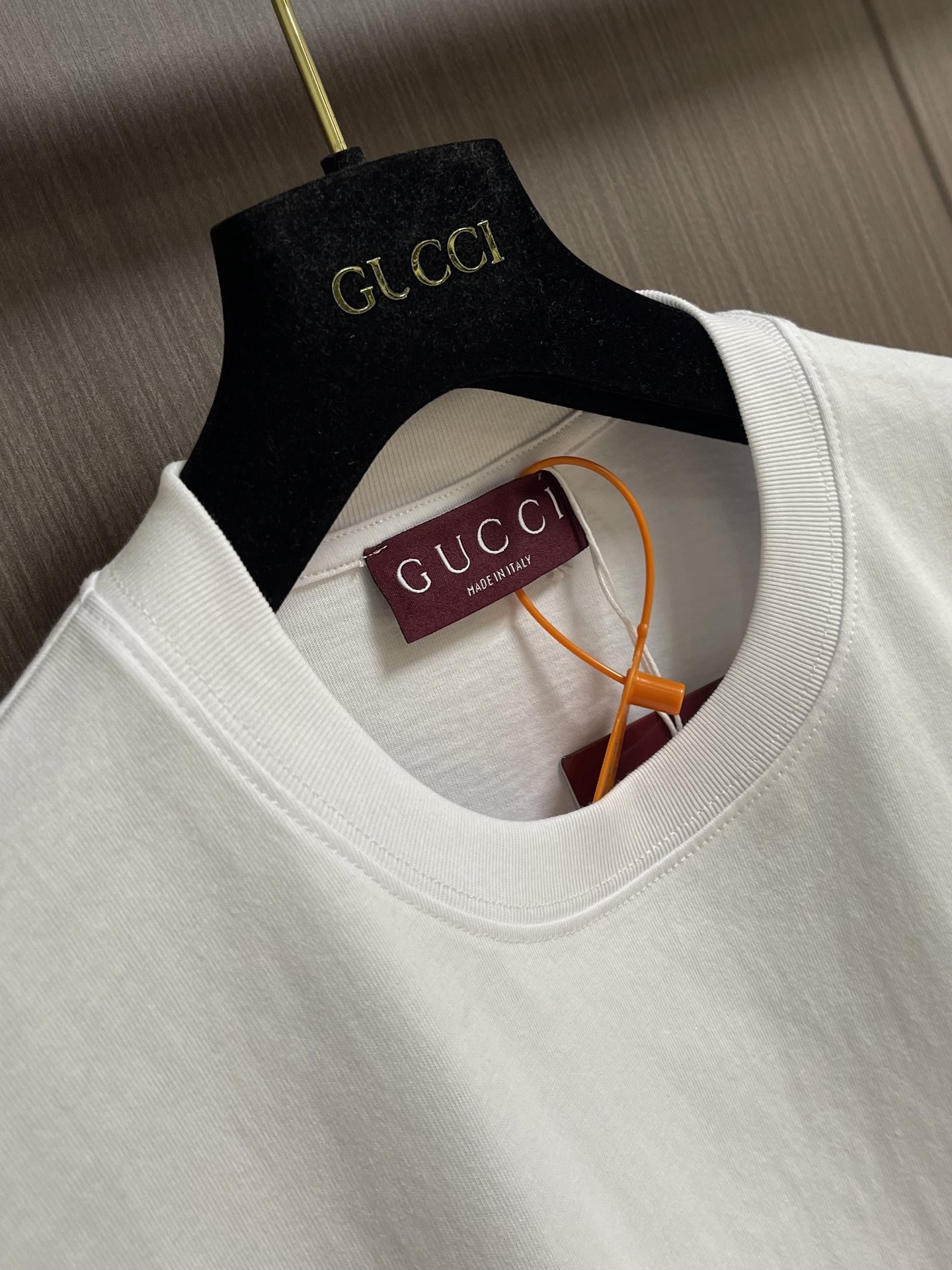 Gucci 缀饰互扣短袖T恤，定制雅铂柔糯针织棉 细腻柔糯 极度亲肤 纯粹无杂的本白基调 奢华质感自然流