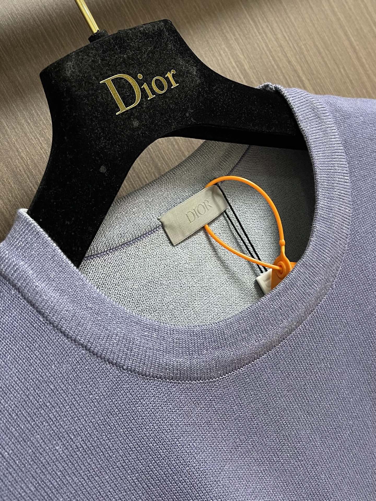 Dior Christian 标识短袖毛衣T恤，定织雅雾云柔针织棉 细腻绵密柔糯亲肤 柔雾谧蓝凝练沉静气