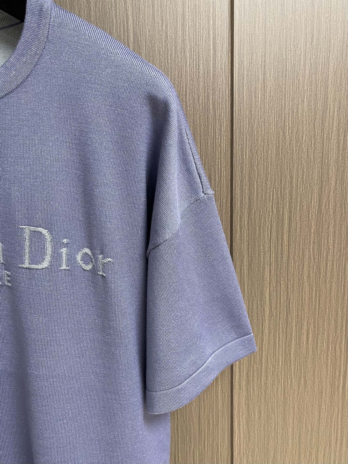 Dior Christian 标识短袖毛衣T恤，定织雅雾云柔针织棉 细腻绵密柔糯亲肤 柔雾谧蓝凝练沉静气